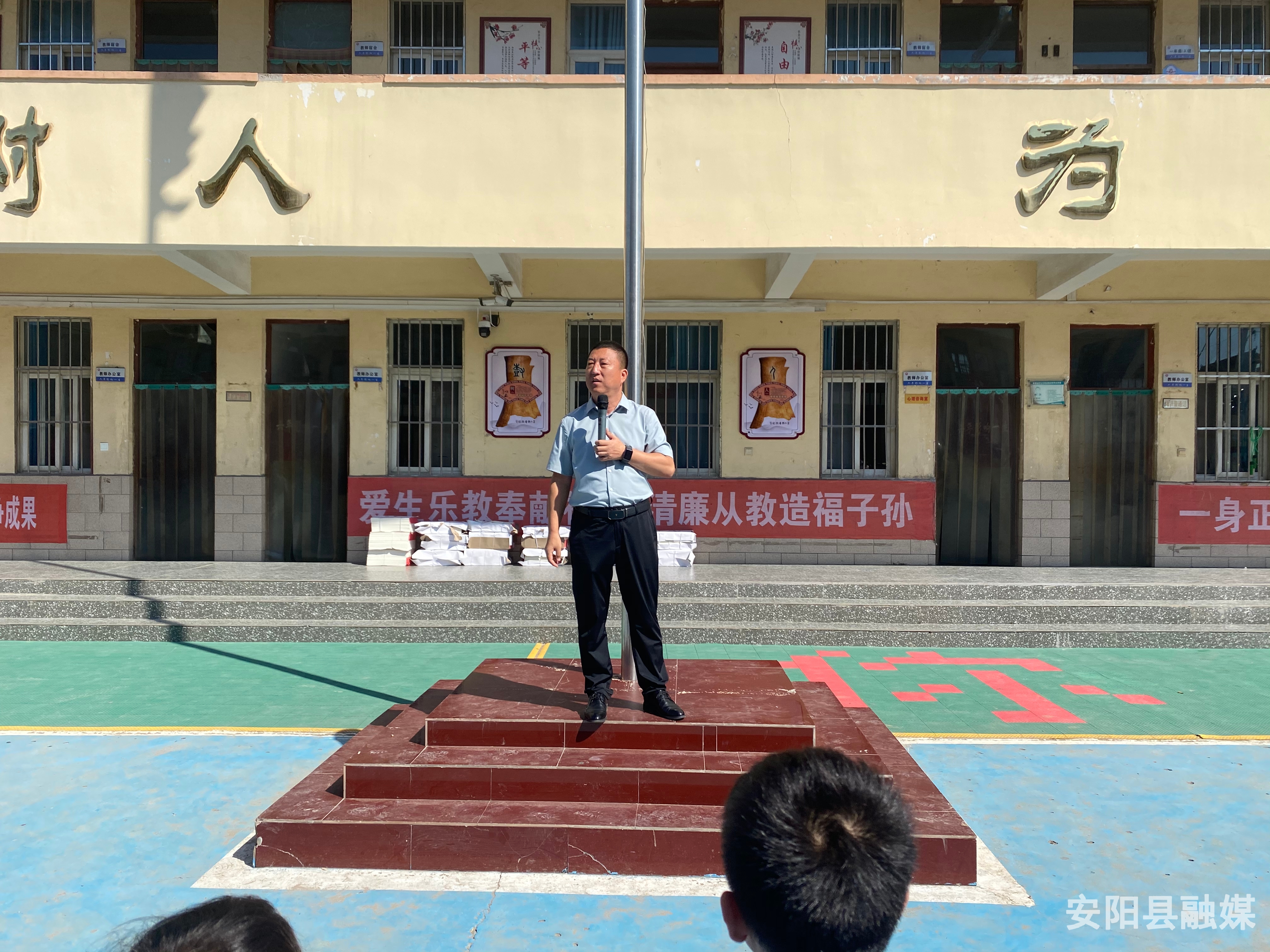 安阳县永和镇实验小学组织全校师生进行防火防震应急疏散演练活动