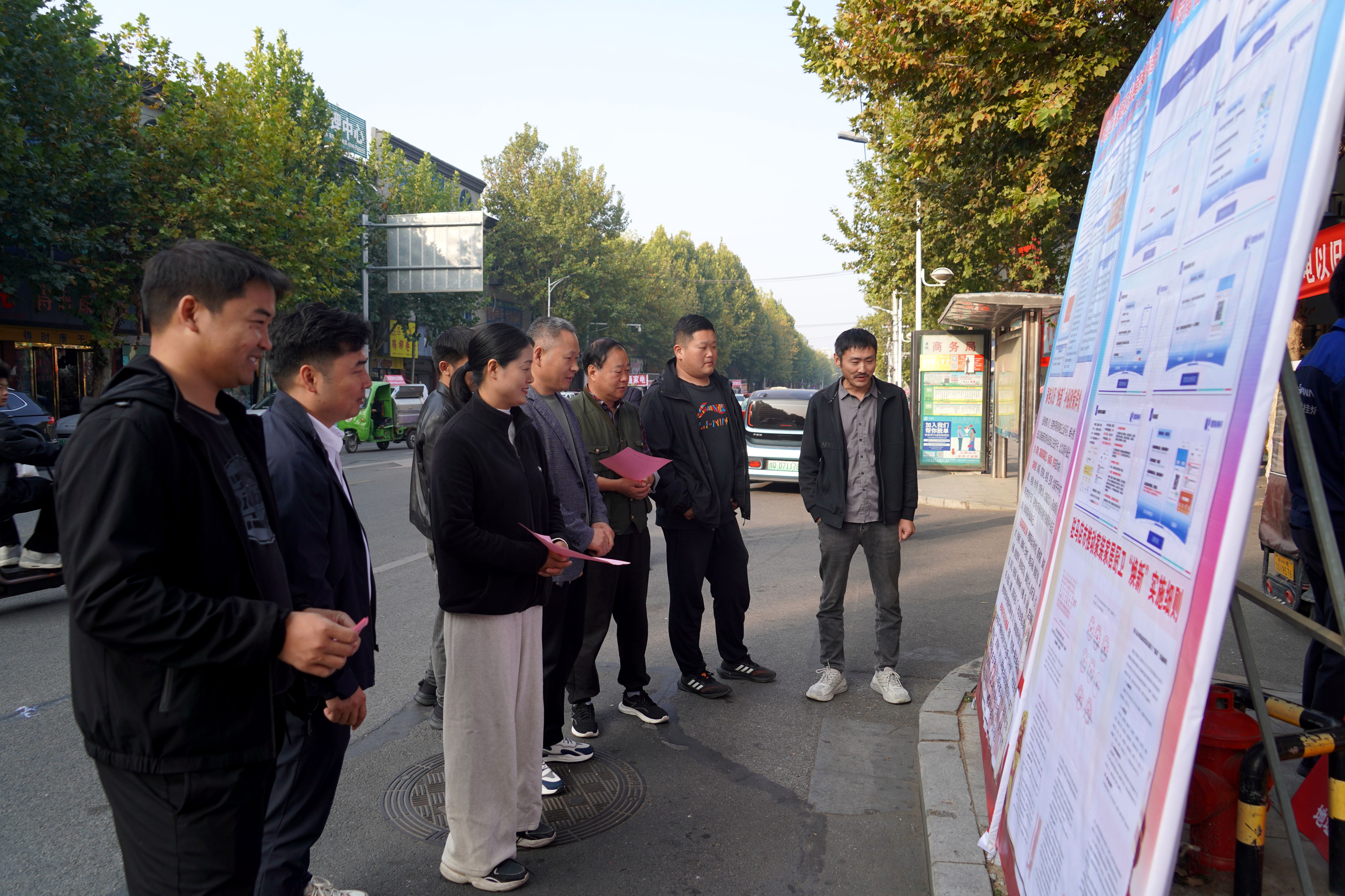 在活动现场,县商务局工作人员通过发放相关传单,展示活动海报,现场