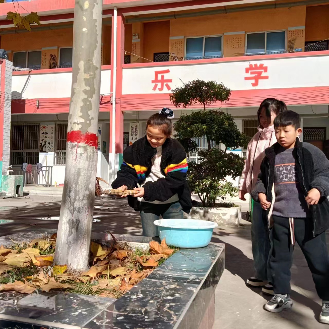 封丘县潘店镇我给小树穿新衣美化环境感恩自然