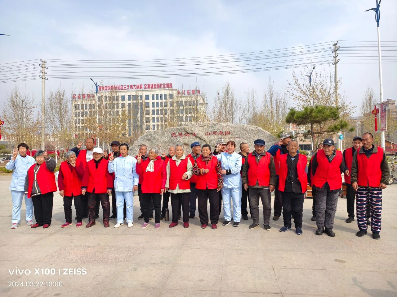 封丘县李庄镇:踏青赏花正当时 老人春游笑开怀-大象网