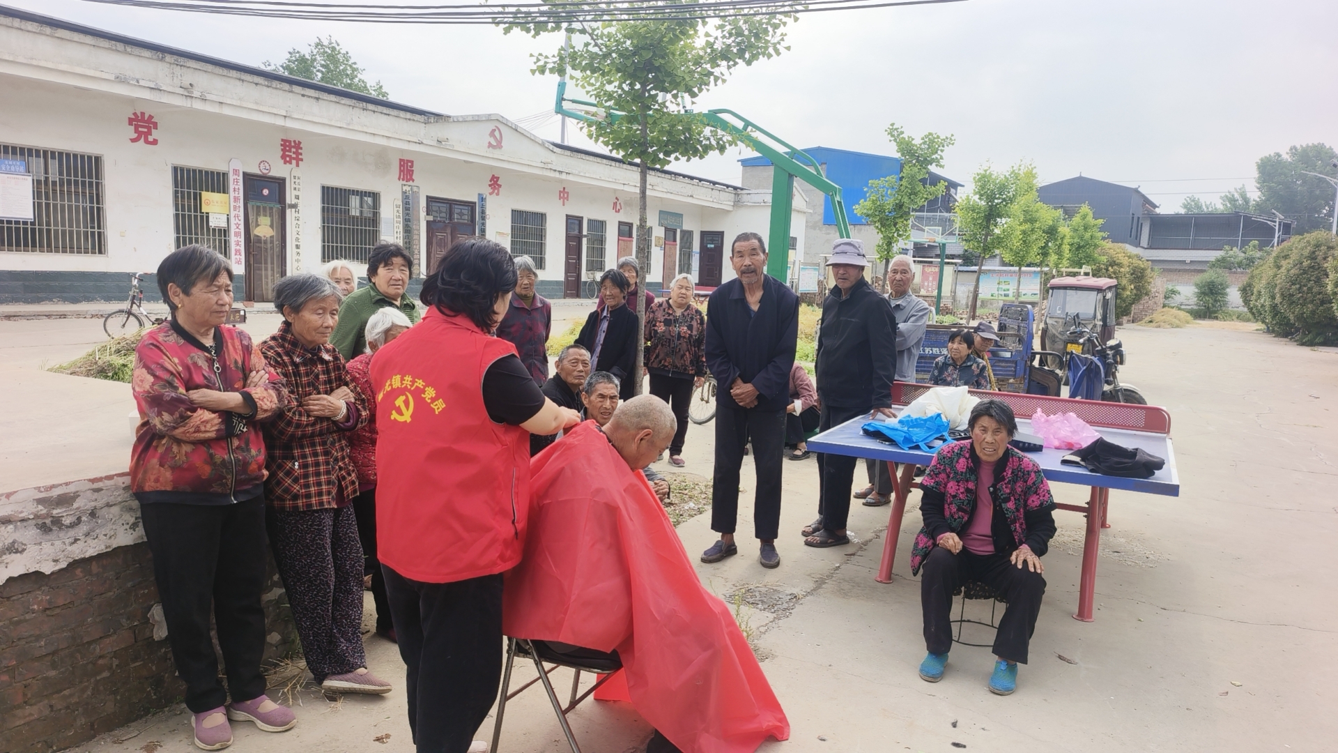 封丘县留光镇:免费理发 情暖"夕阳"