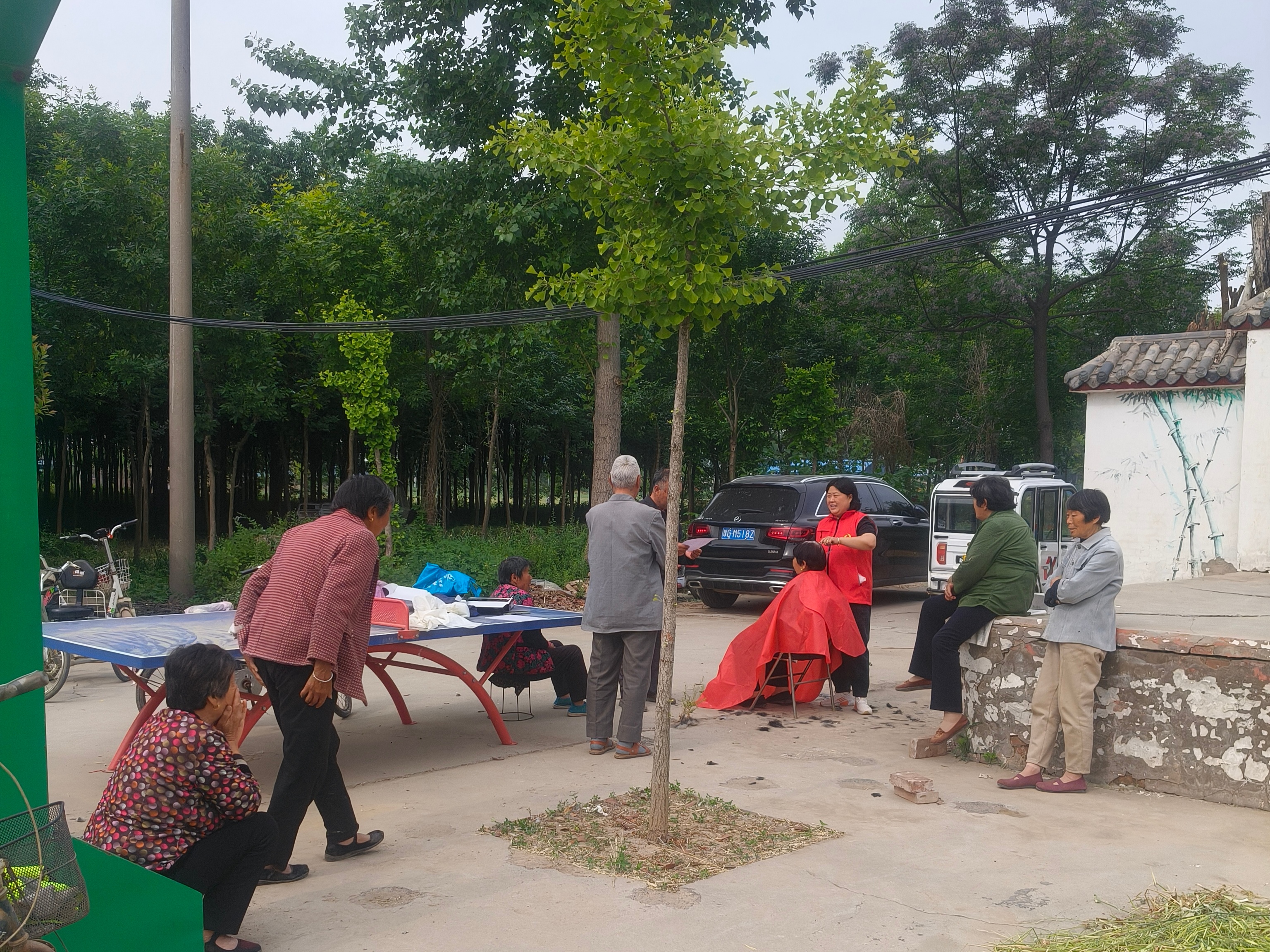 封丘县留光镇:免费理发 情暖"夕阳"