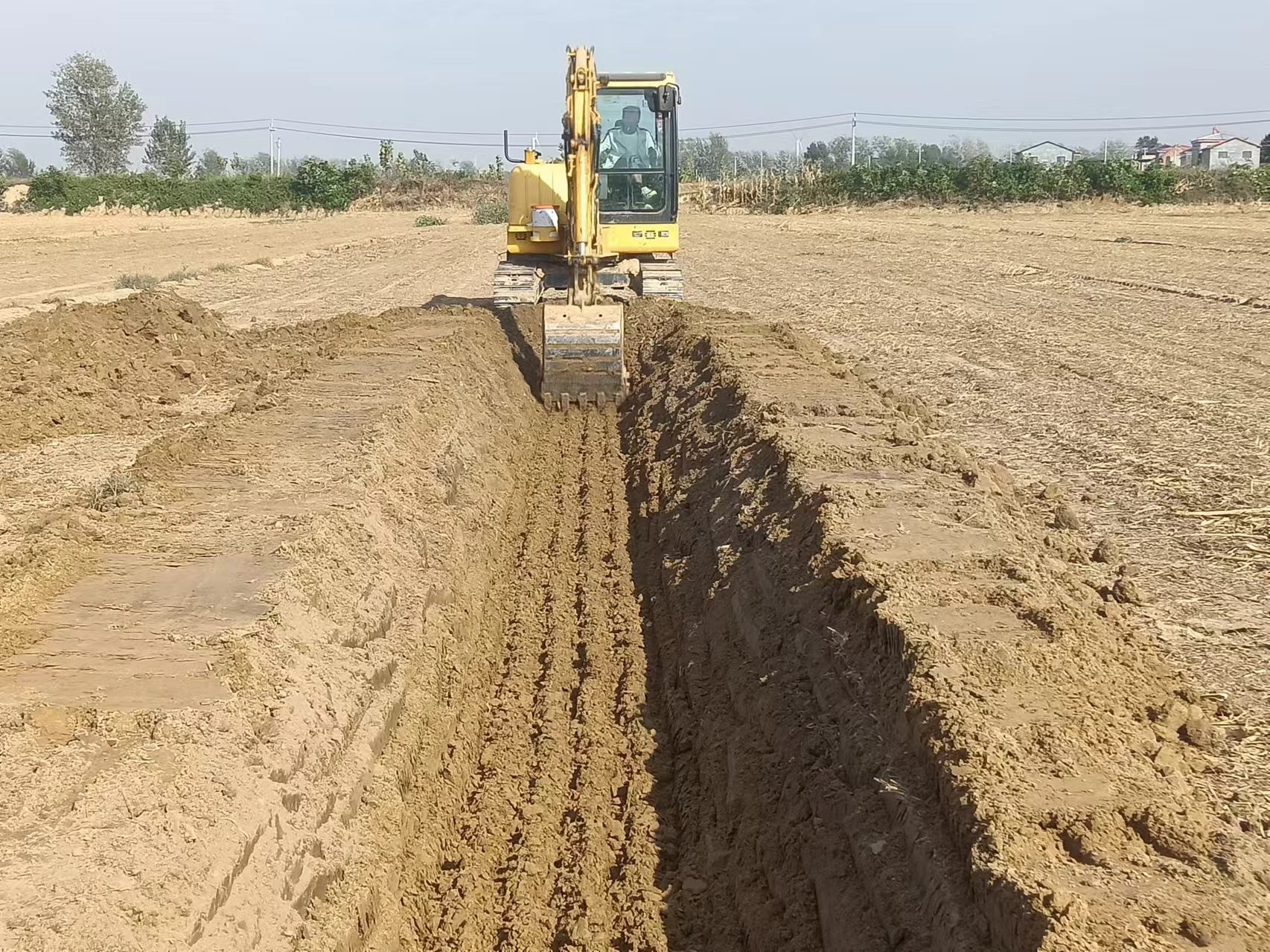 不大会功夫,一条条笔直的排水沟初具雏形