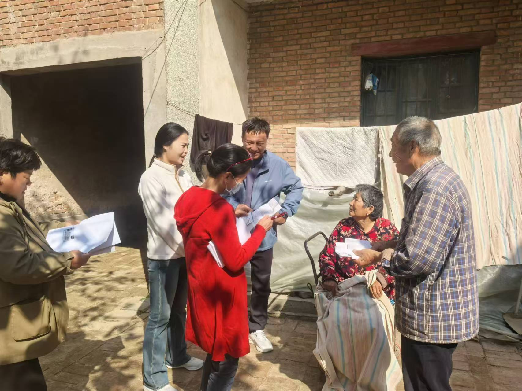 封丘县留光镇:下乡办证"零距离" 便民服务暖人心