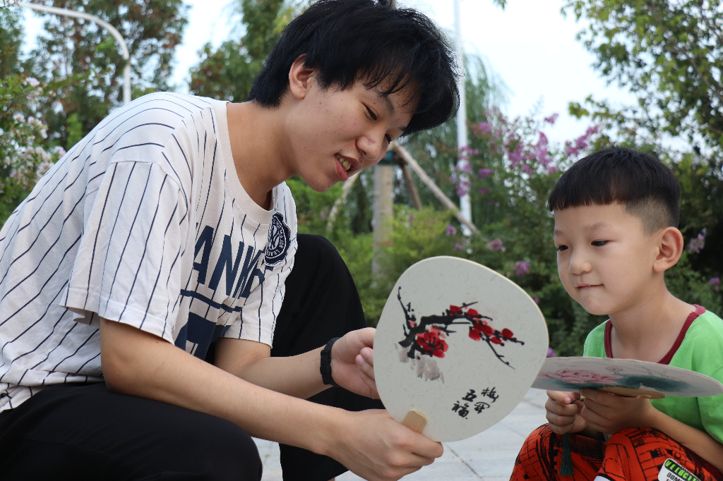 扶沟翰墨飘香益大众书法绘扇送清凉