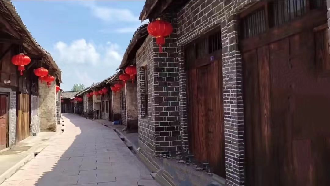 光山县泼陂河镇挂起红灯笼喜迎国庆节