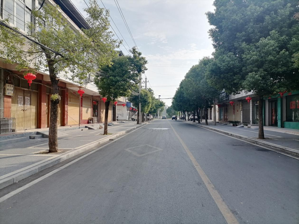 光山县泼陂河镇挂起红灯笼喜迎国庆节