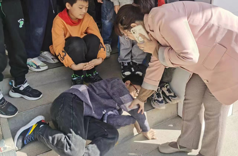 潢川县黄寺岗镇官渡小学开展防校园踩踏演练活动