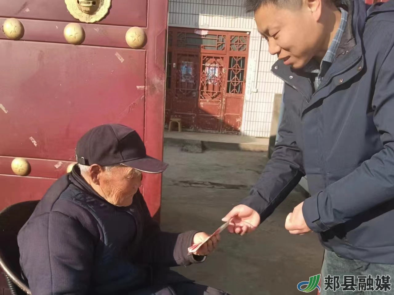 致富不忘众乡邻 郏县王集乡张晓然为老人发拜年红包