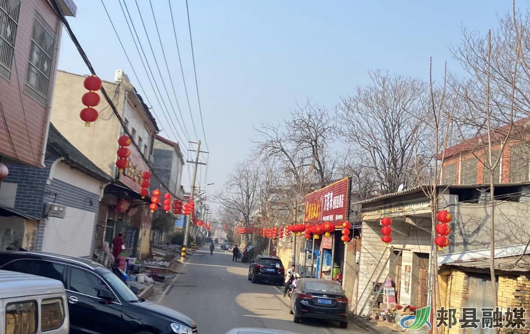 郏县冢头镇挂灯笼迎新春情暖村民年味浓