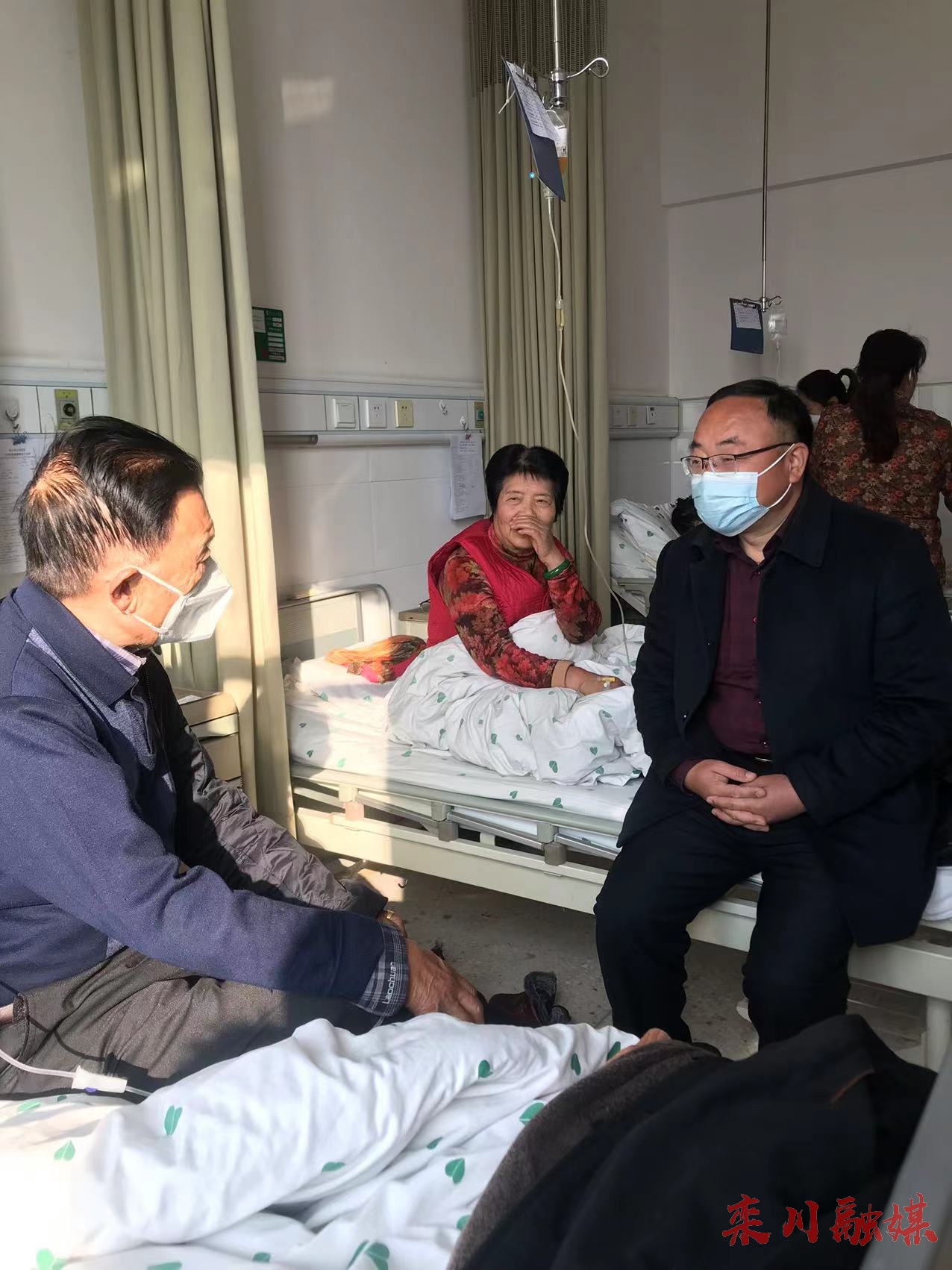 段慰问医院困难职工.jpg