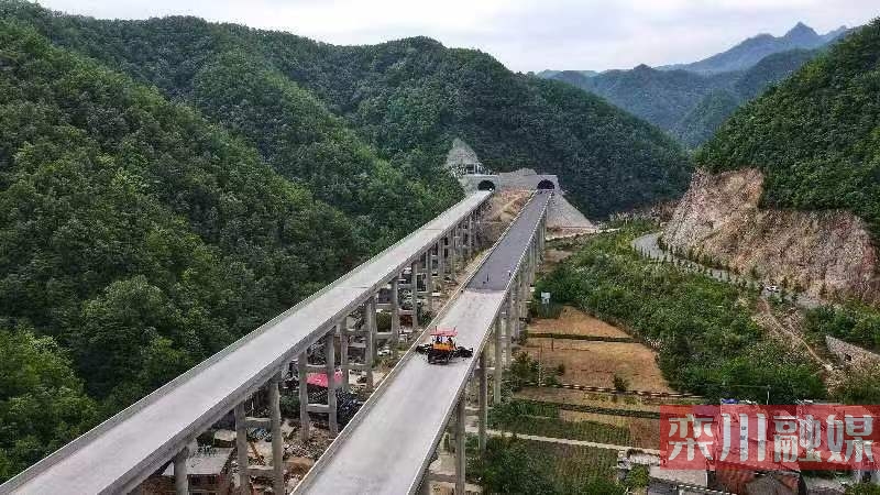 栾卢高速是河南省在建地形最复杂,桥隧比最高,施工难度最大的高速公路