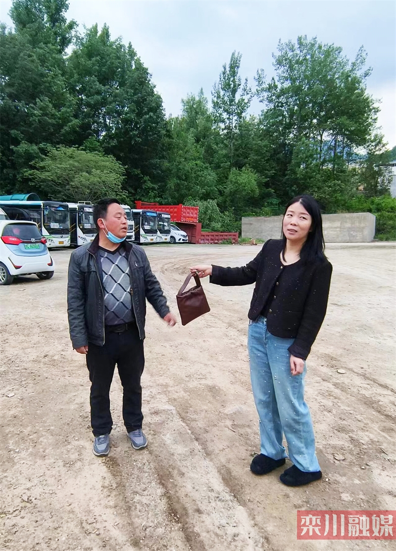 尘作业时,透过车窗发现财富广场西北角路面上掉落了一个棕色女士挎包