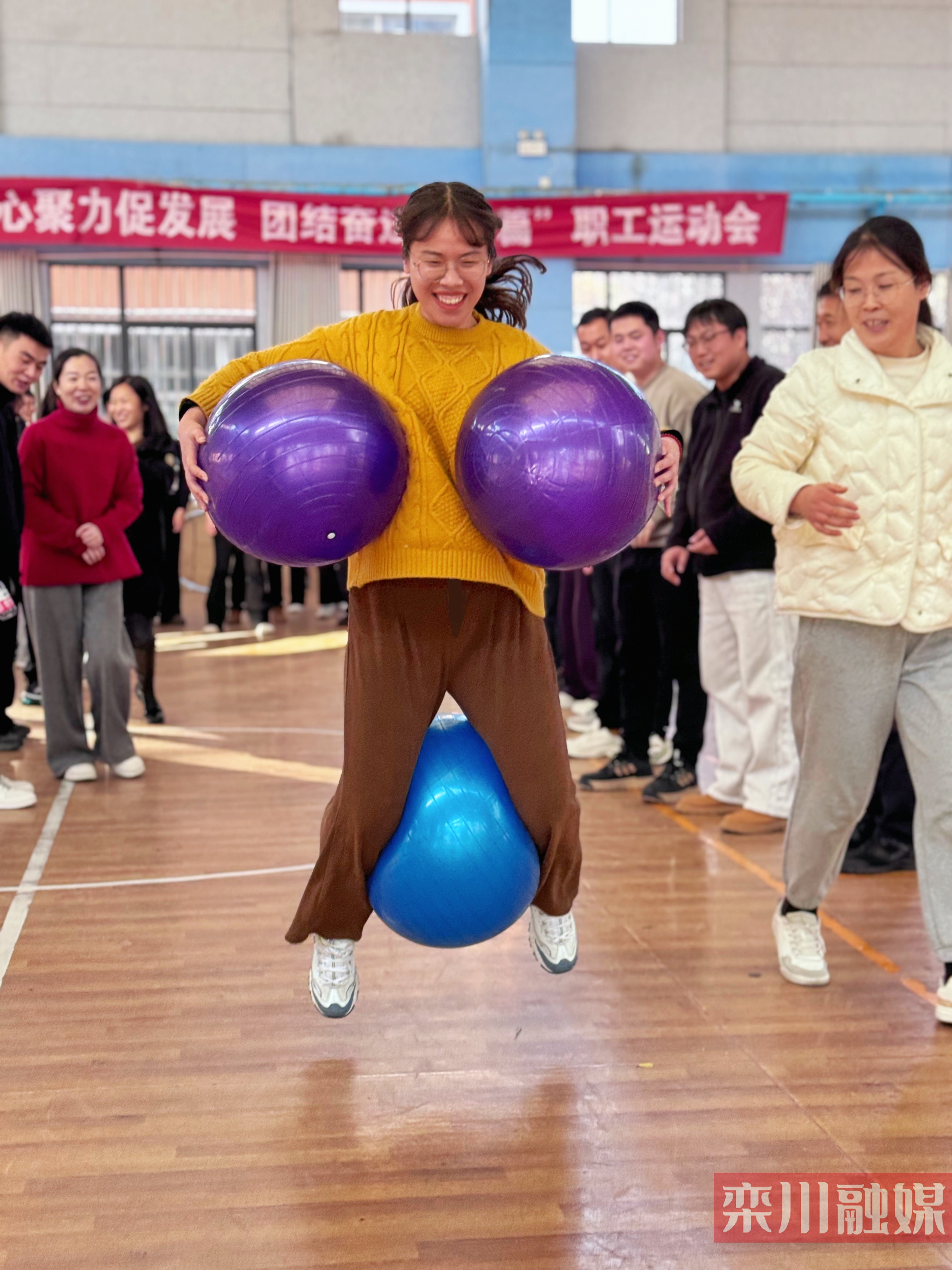 《袋鼠跳》《企鹅漫步》比赛中,队员们持续接力,各队默契配合.