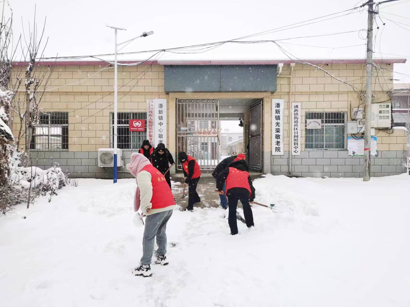 罗山县潘新镇扫雪除冰助出行走访慰问暖民心