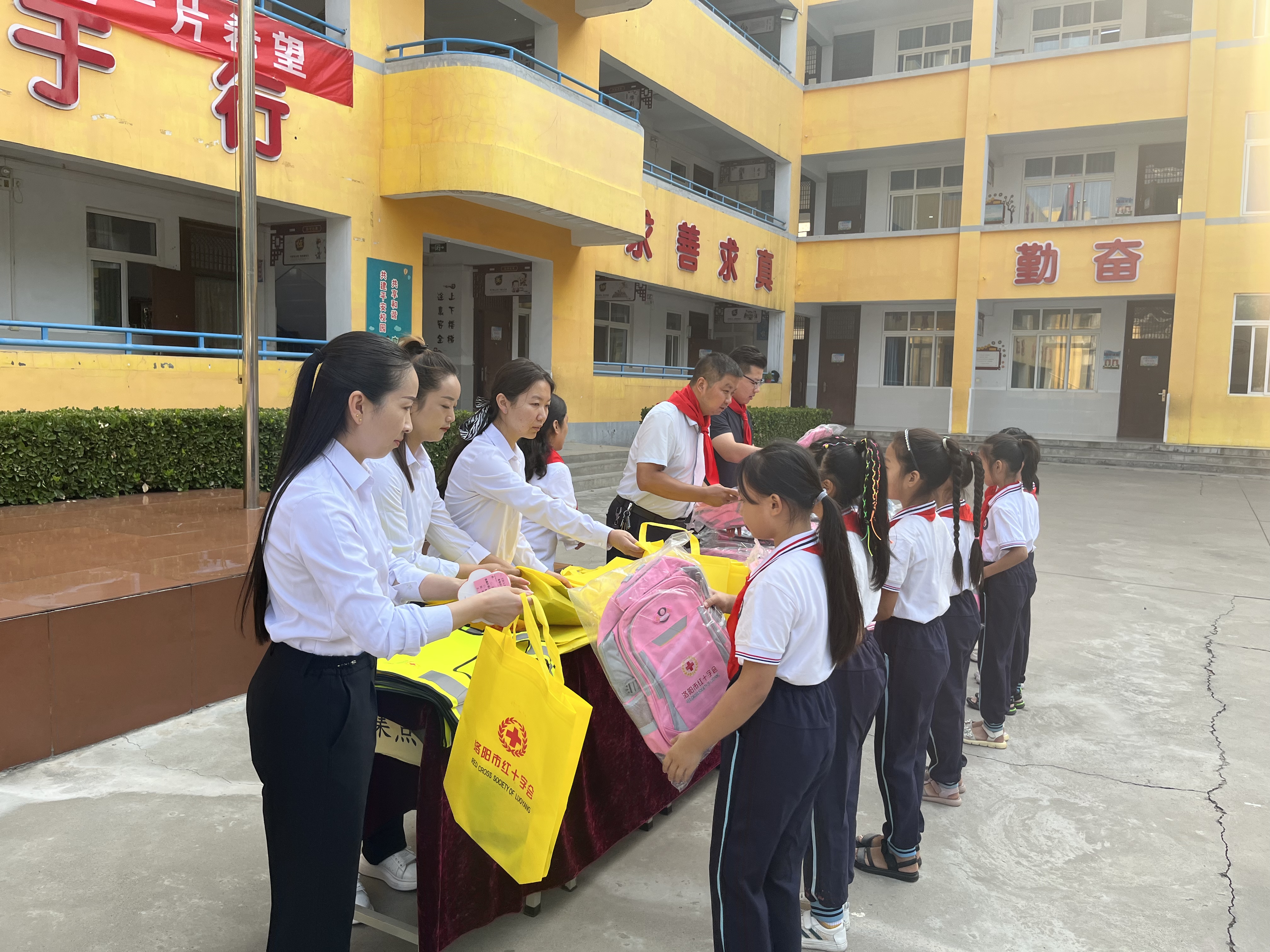 以爱相伴呵护成长洛阳市孟津区白鹤镇中心小学举行安全书包捐赠仪式