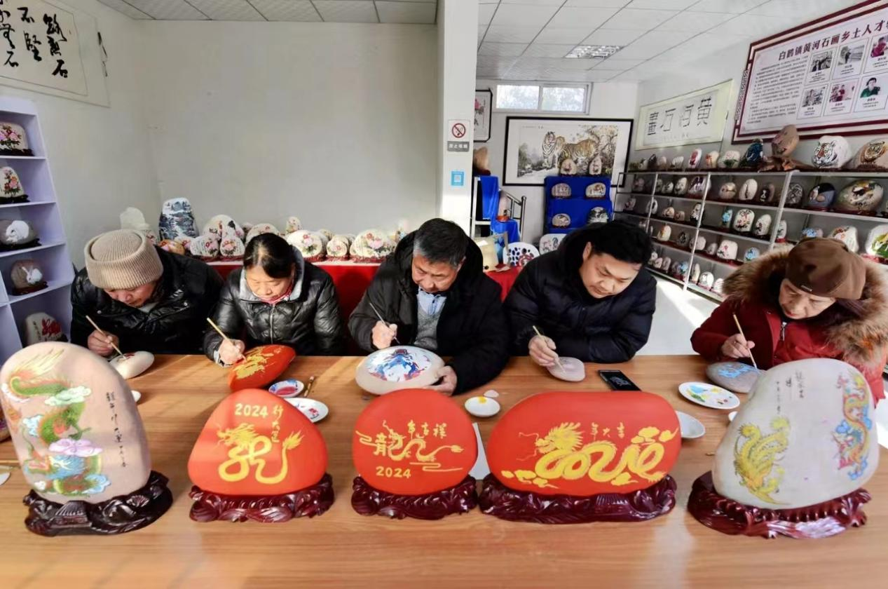 黄河石画龙迎新春