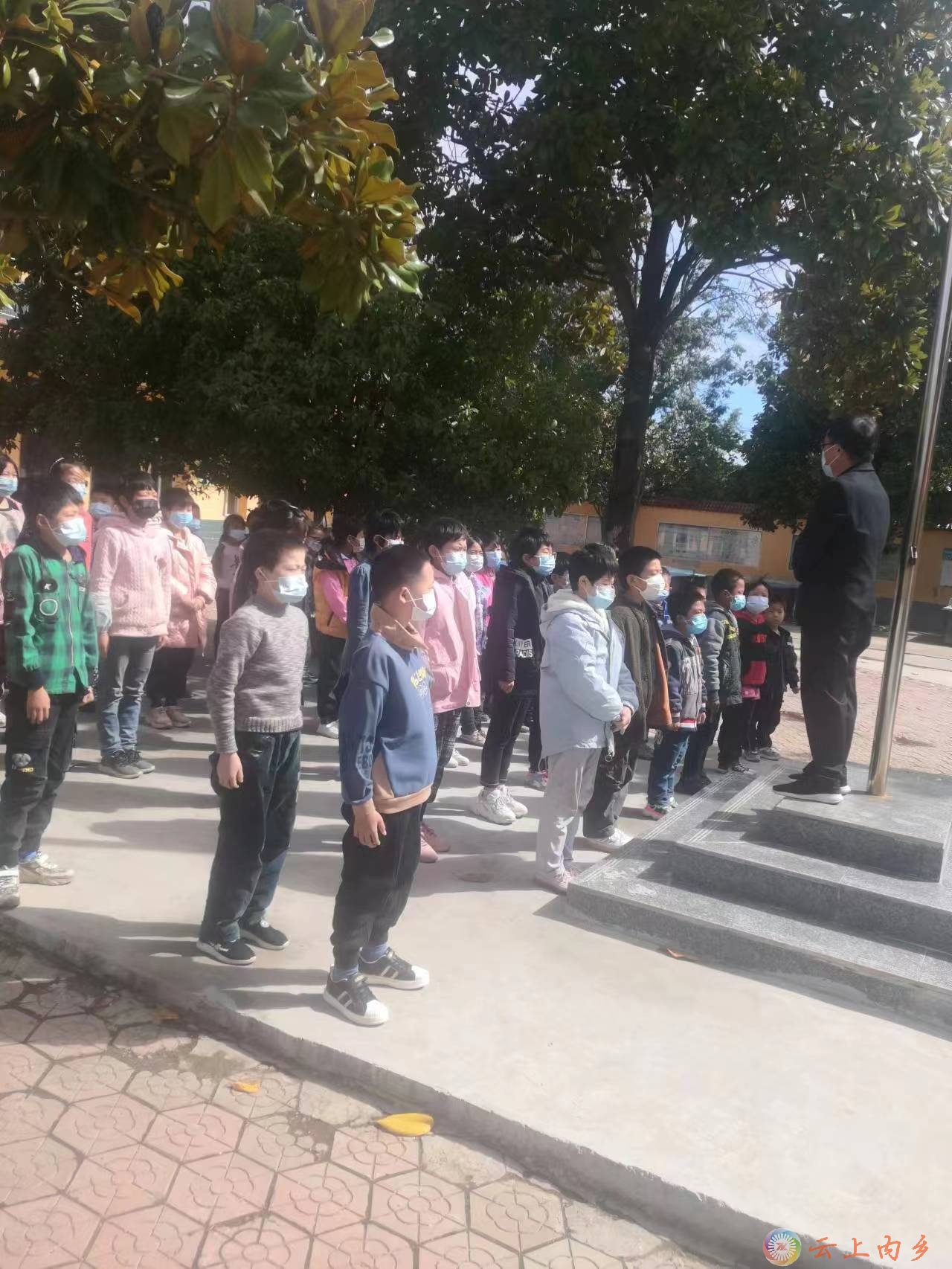 内乡县灌涨镇胡刘中心小学举行防踩踏安全疏散演练活动