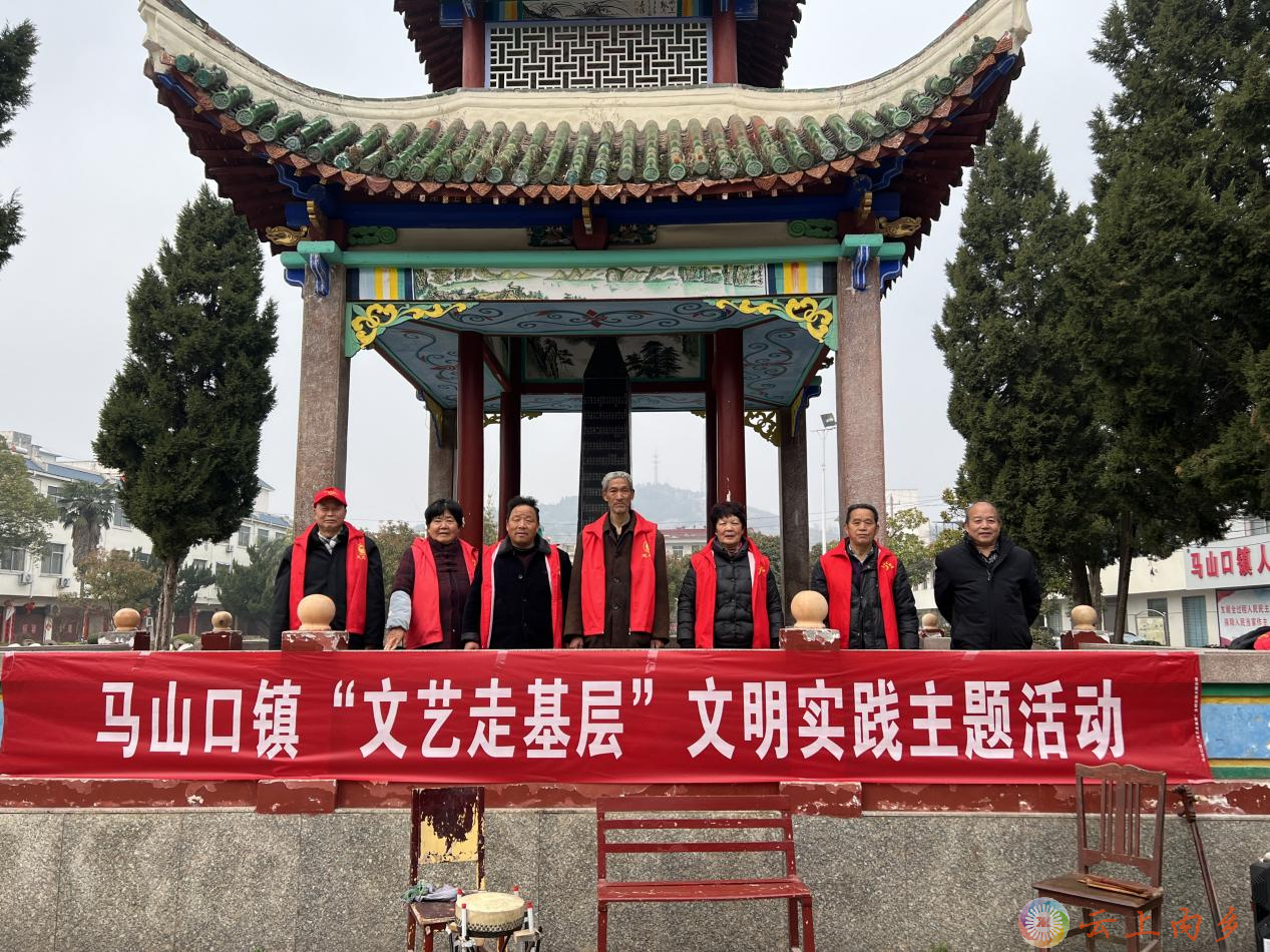 文艺骨干王新成首先清唱《拉荆笆》片段,她吐字清晰,声音高亢,优美的