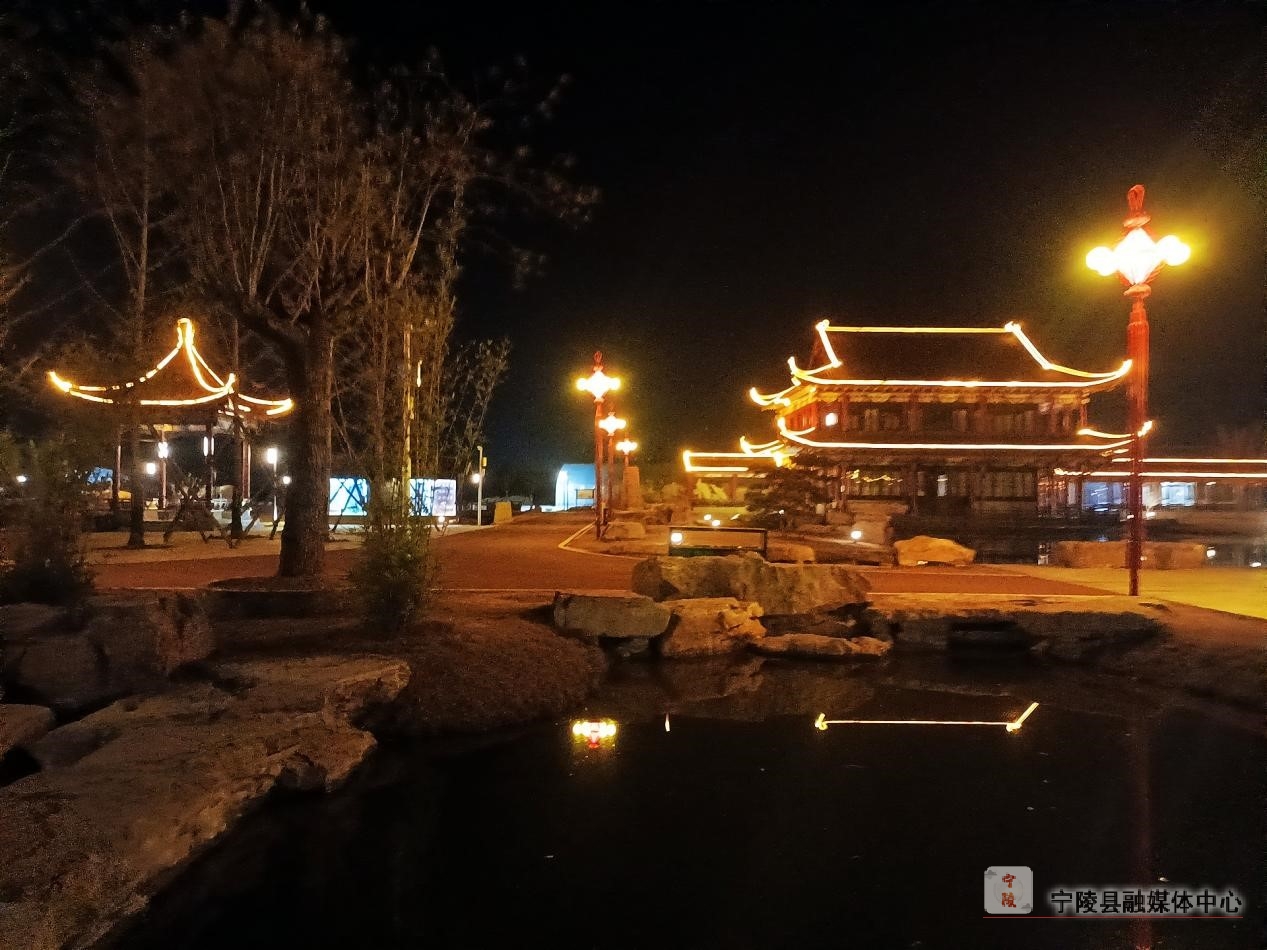 宁陵县迎宾公园夜色迷人