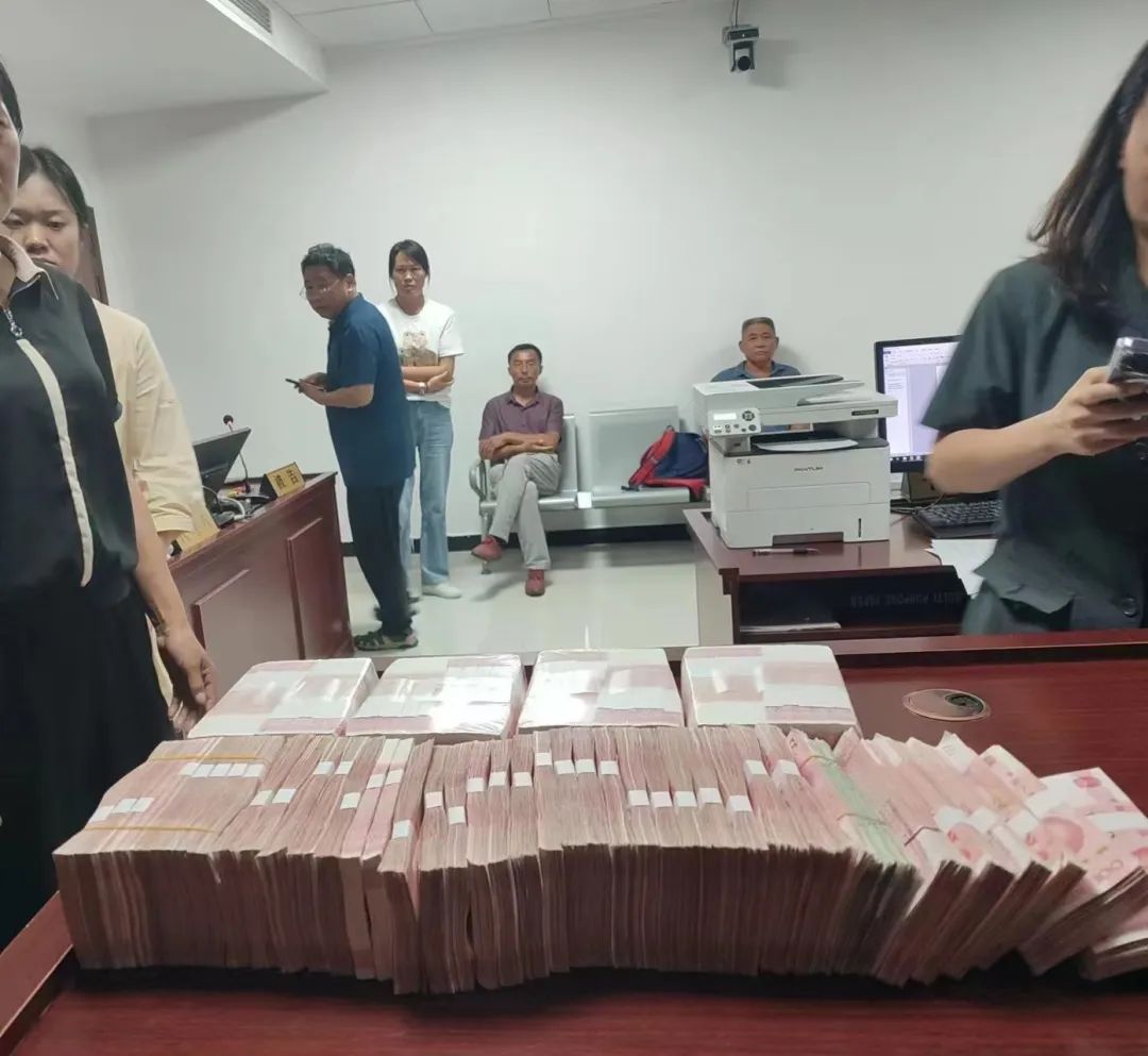 确山县人民法院80万现金当庭给事故纠纷巧化解