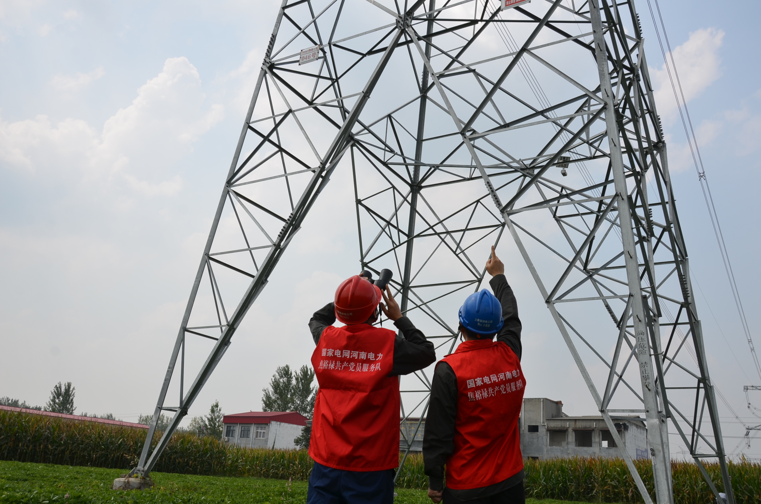 公司输电运维人员对辖区内输电线路开展雨后特巡特护,保障电网安全