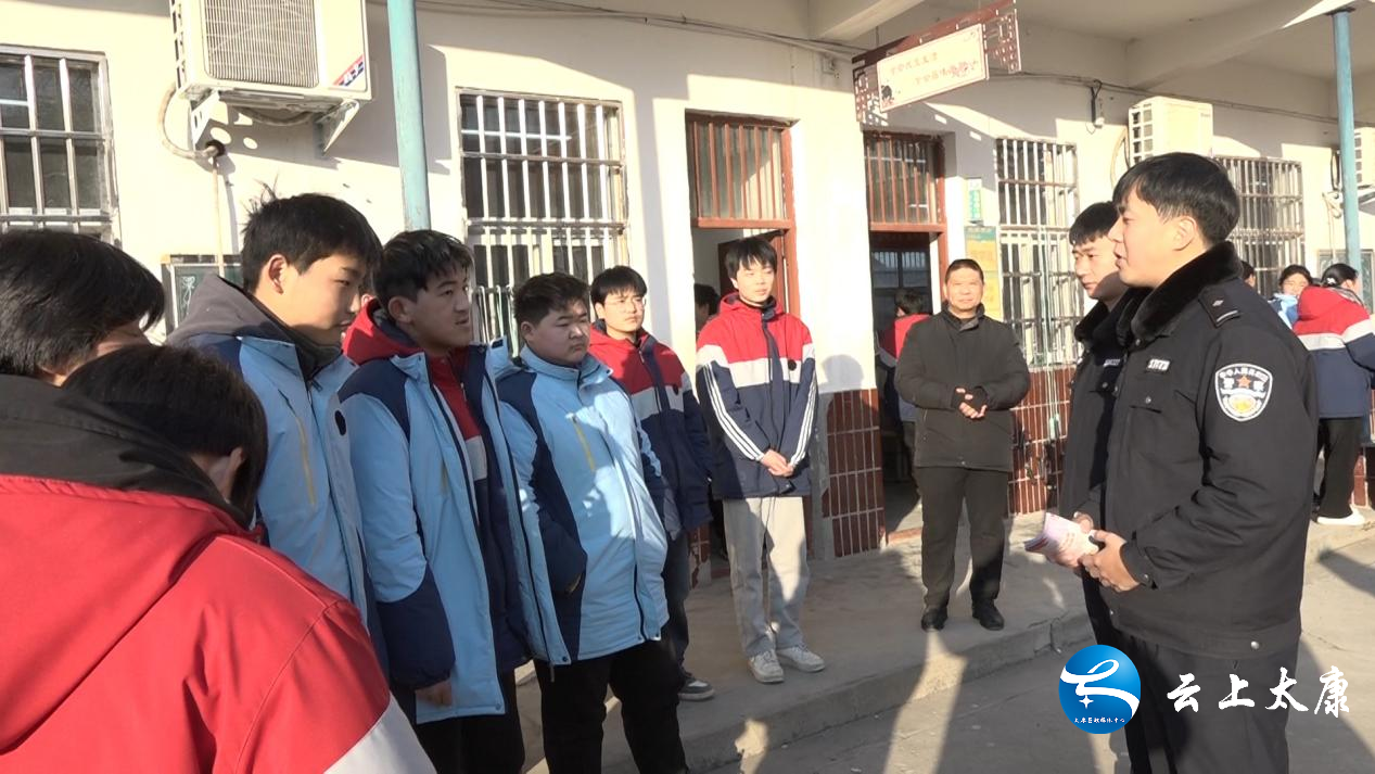 "12月21日,记者在太康县大许寨镇第一初级中学看到,派出所的