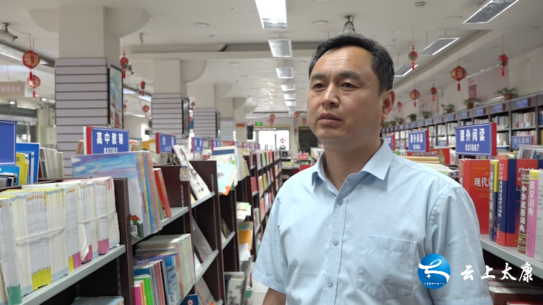 太康:夏日炎炎 书店纳凉"充电"两不误