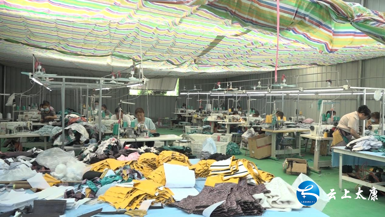 5月20日,记者来到大许寨镇君赵行政村的服装加工生产车间看到,20余名