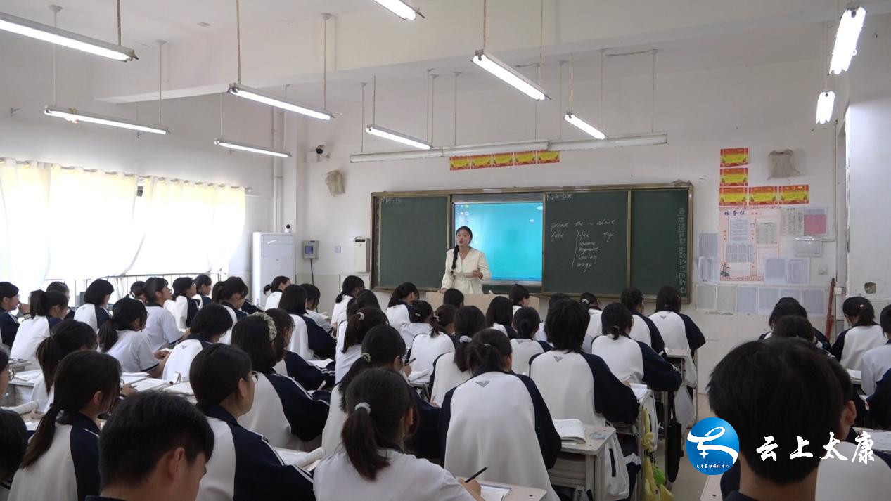 太康县高贤高中教师张涵参加了比赛,并取得了一等奖的好成绩,以"捧着