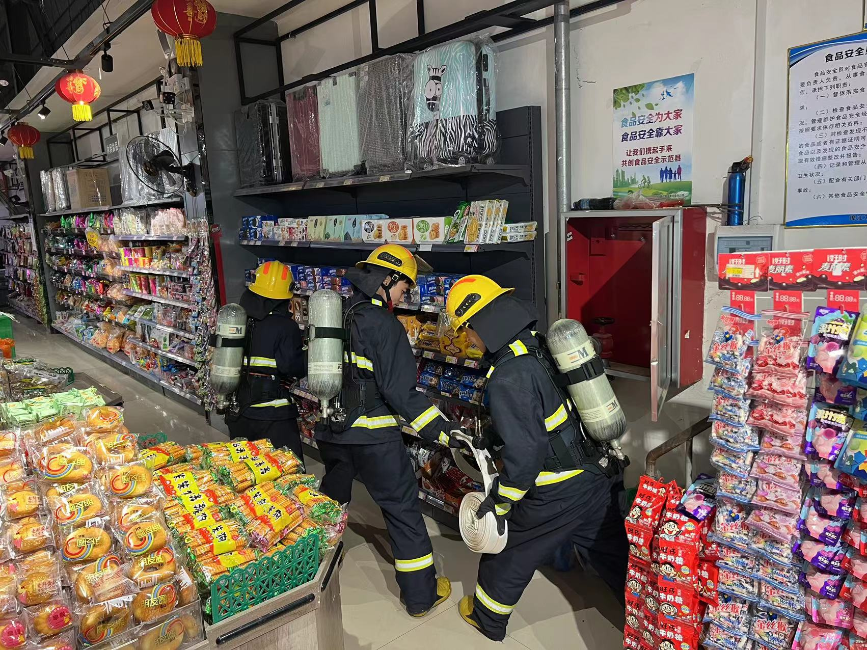 桐柏县融媒体中心>正文>活动中,模拟商超突然发生"火情",商超工作人员