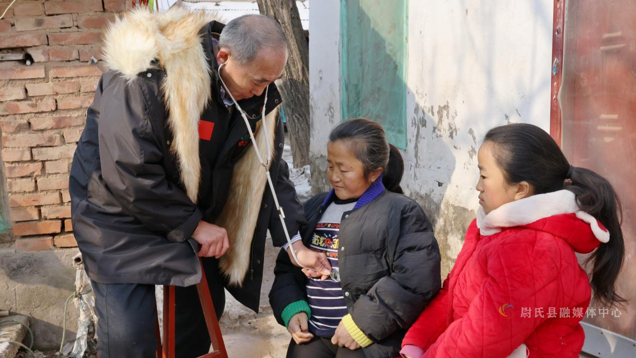 河南尉氏冰雪行醫路大愛暖人心