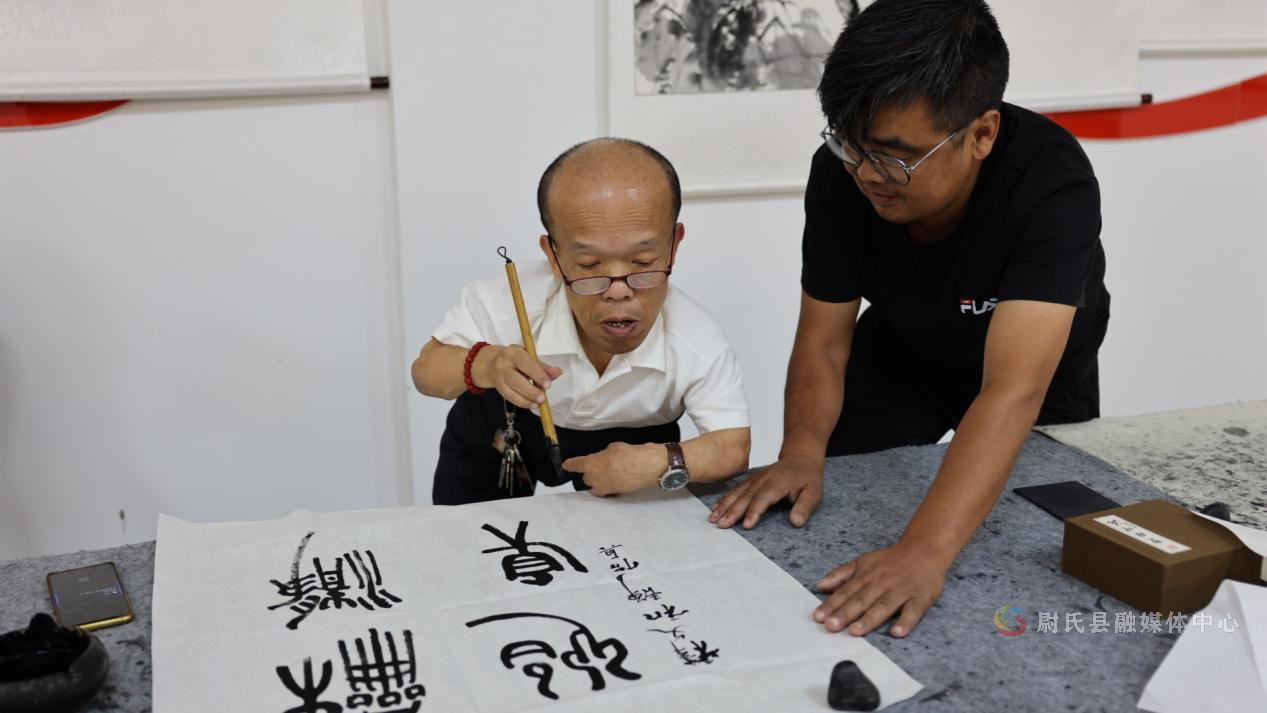 许战国还与尉氏县本地书法爱好者们进行了深入的交流与探讨
