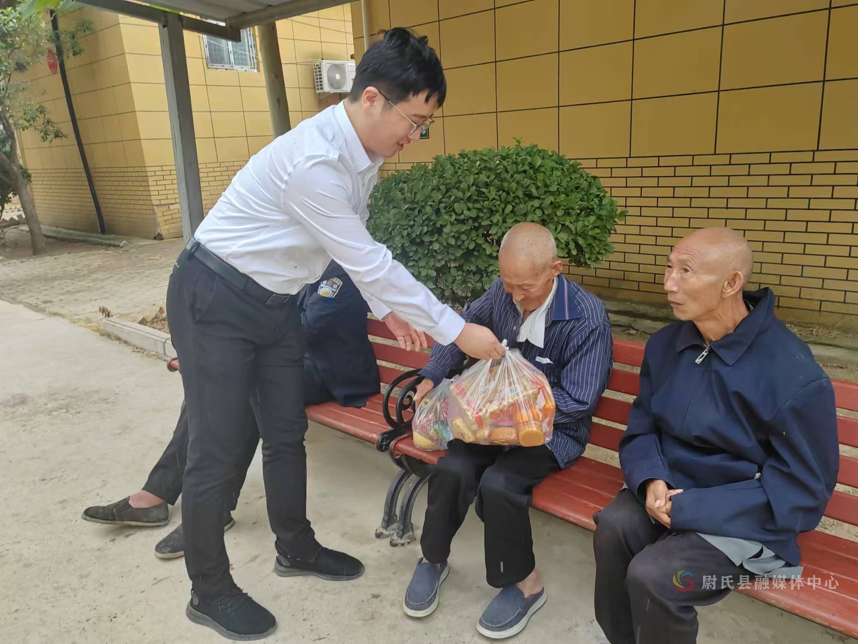 尉氏县永兴镇:中秋敬老月 情暖敬老院