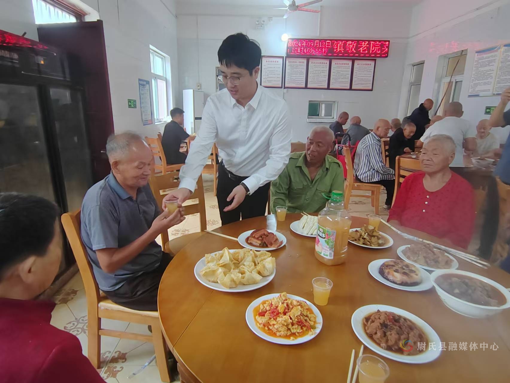 尉氏县永兴镇:中秋敬老月 情暖敬老院