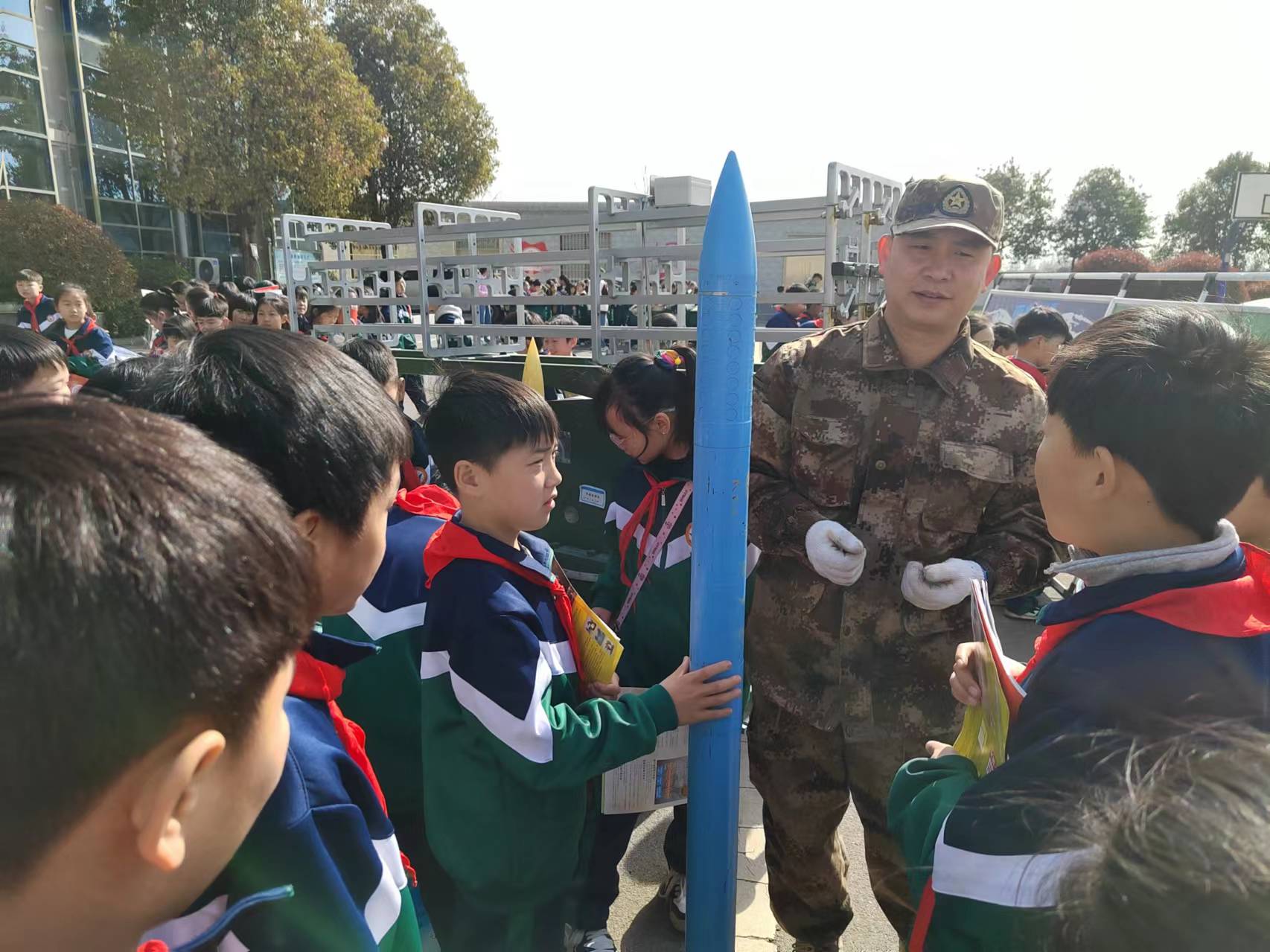 了气象观测场,综合业务平台以及人工影响天气用的火箭发射架,火箭弹