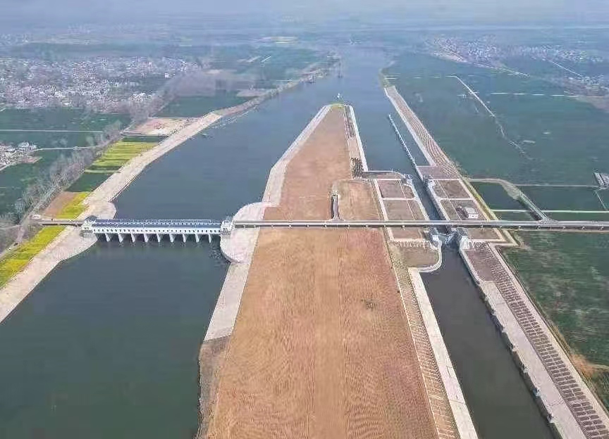 如今,周平焦平高速襄城段初露峥嵘,丁营乡港区码头通江达海,连接"一带