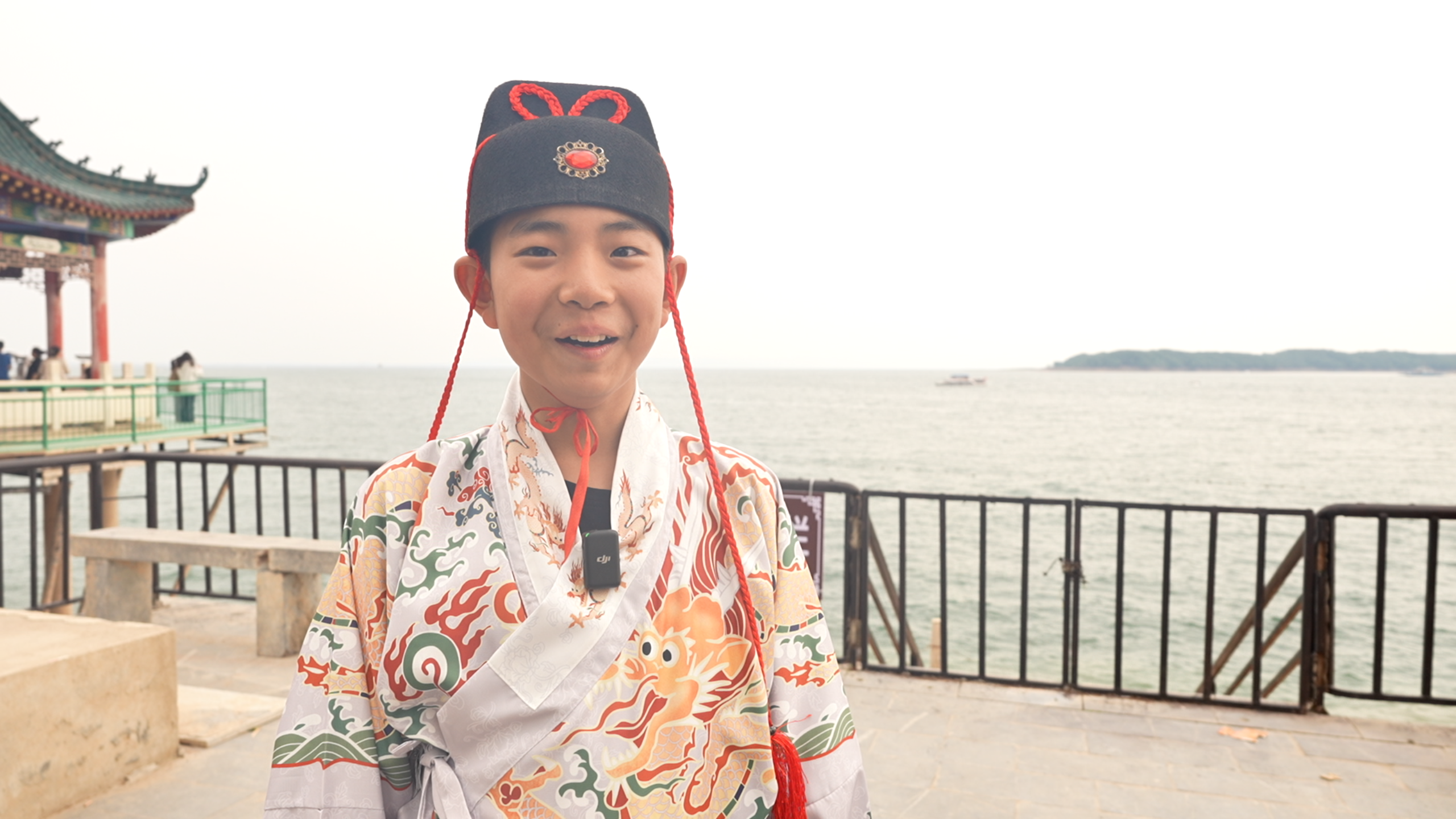 游客李思哲:这边风景很好,有山有水.