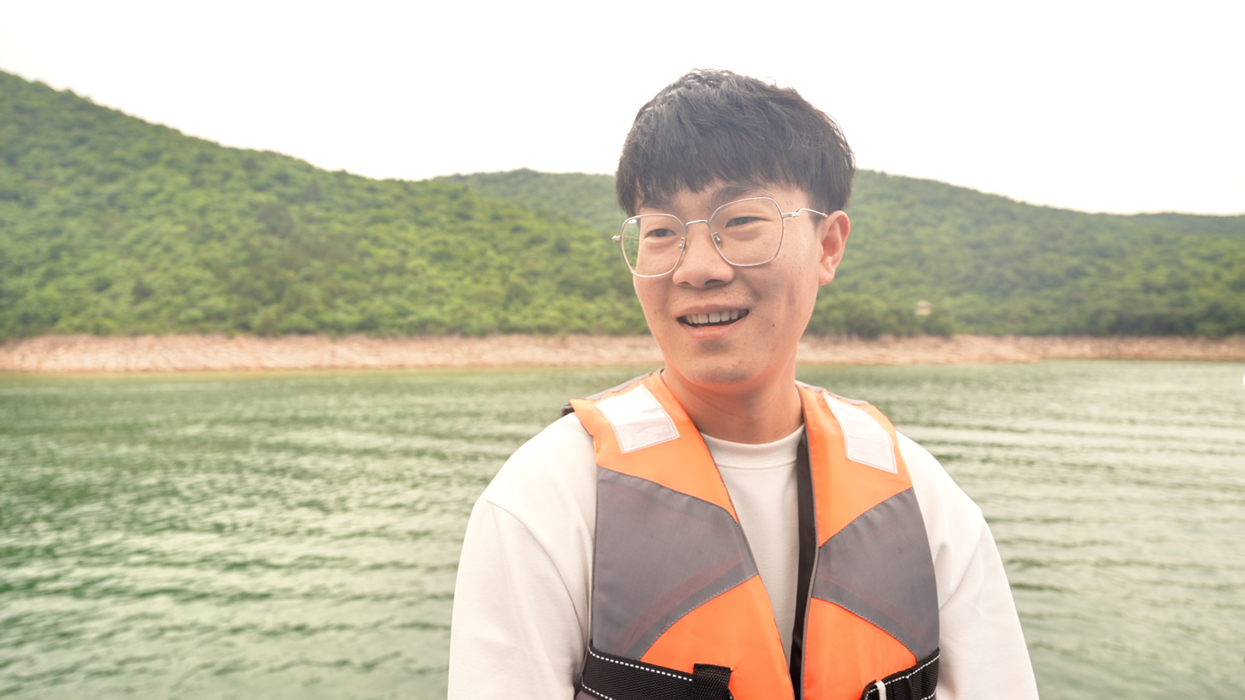 游客李思哲:这边风景很好,有山有水.