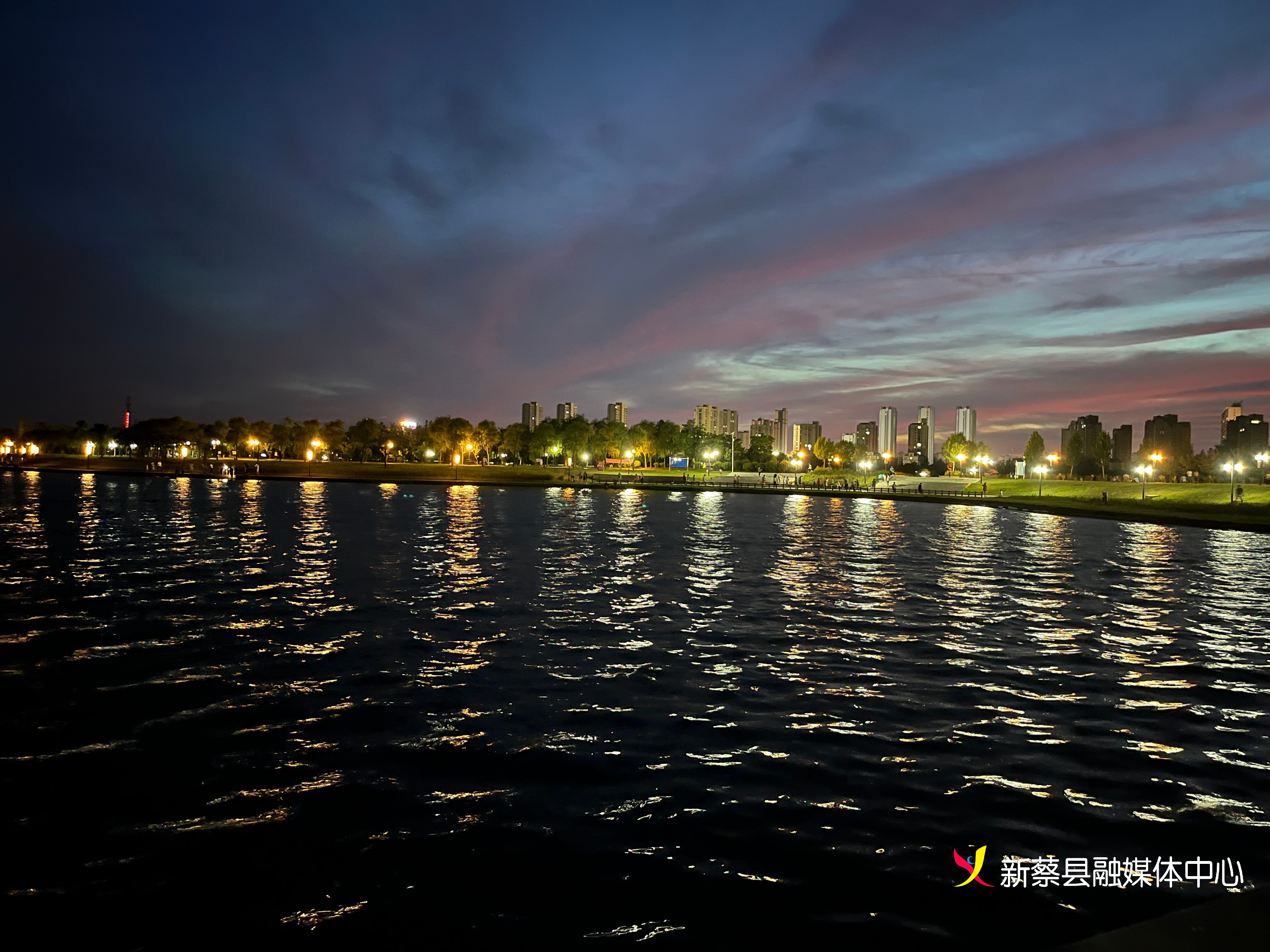 新蔡东湖水库夜景如画流光溢彩