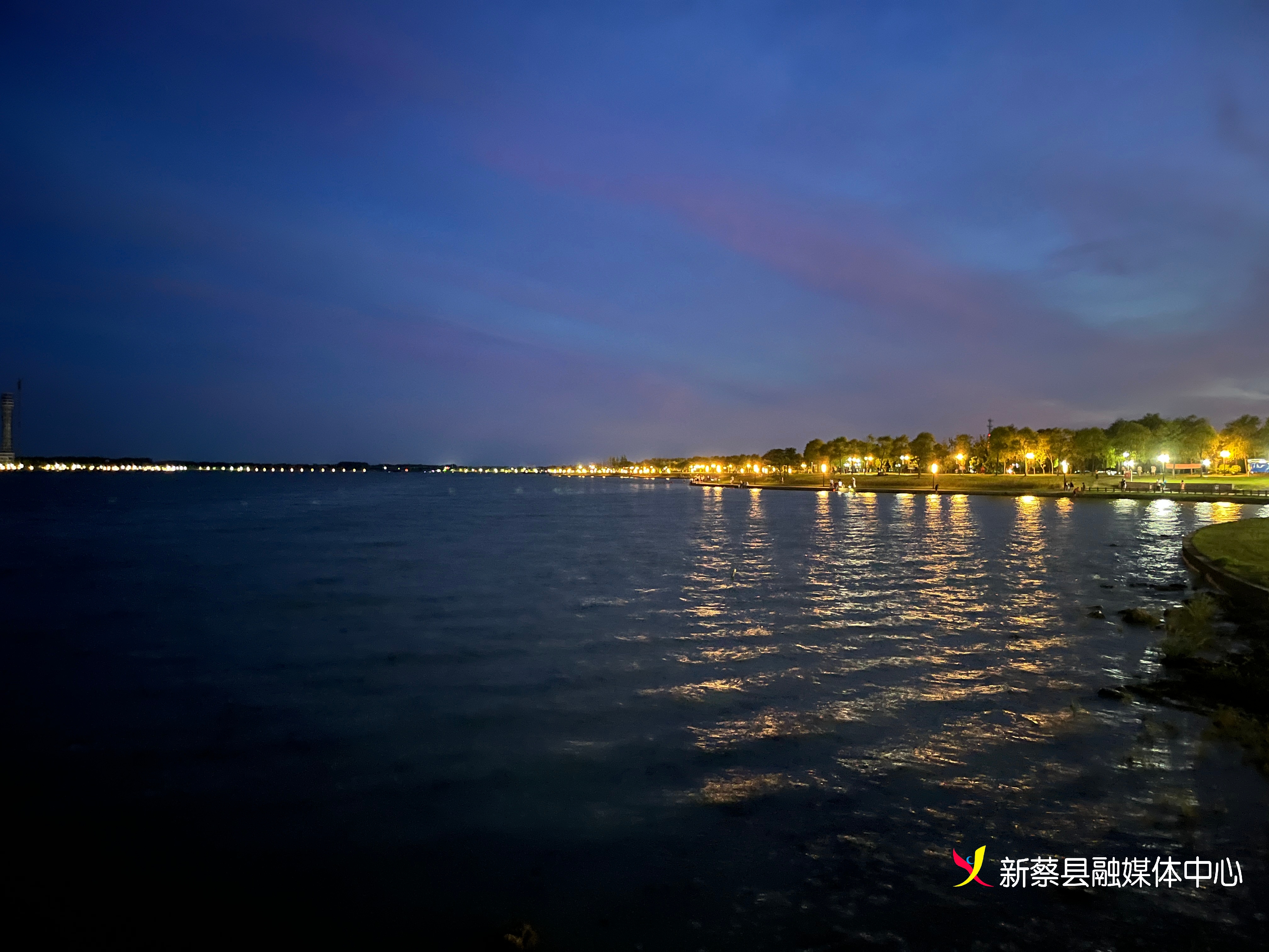 新蔡东湖水库夜景如画流光溢彩