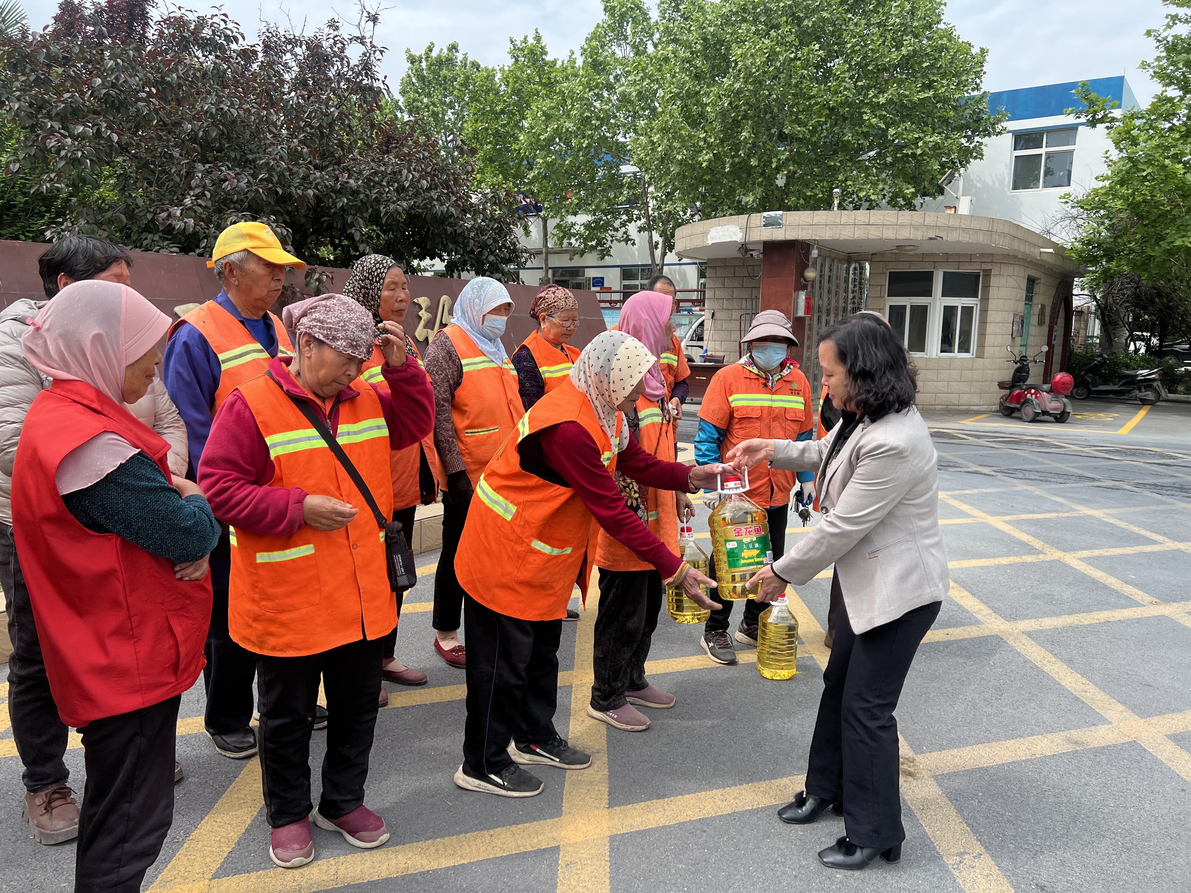 荥阳市金寨回族乡情暖五一关爱环卫工人