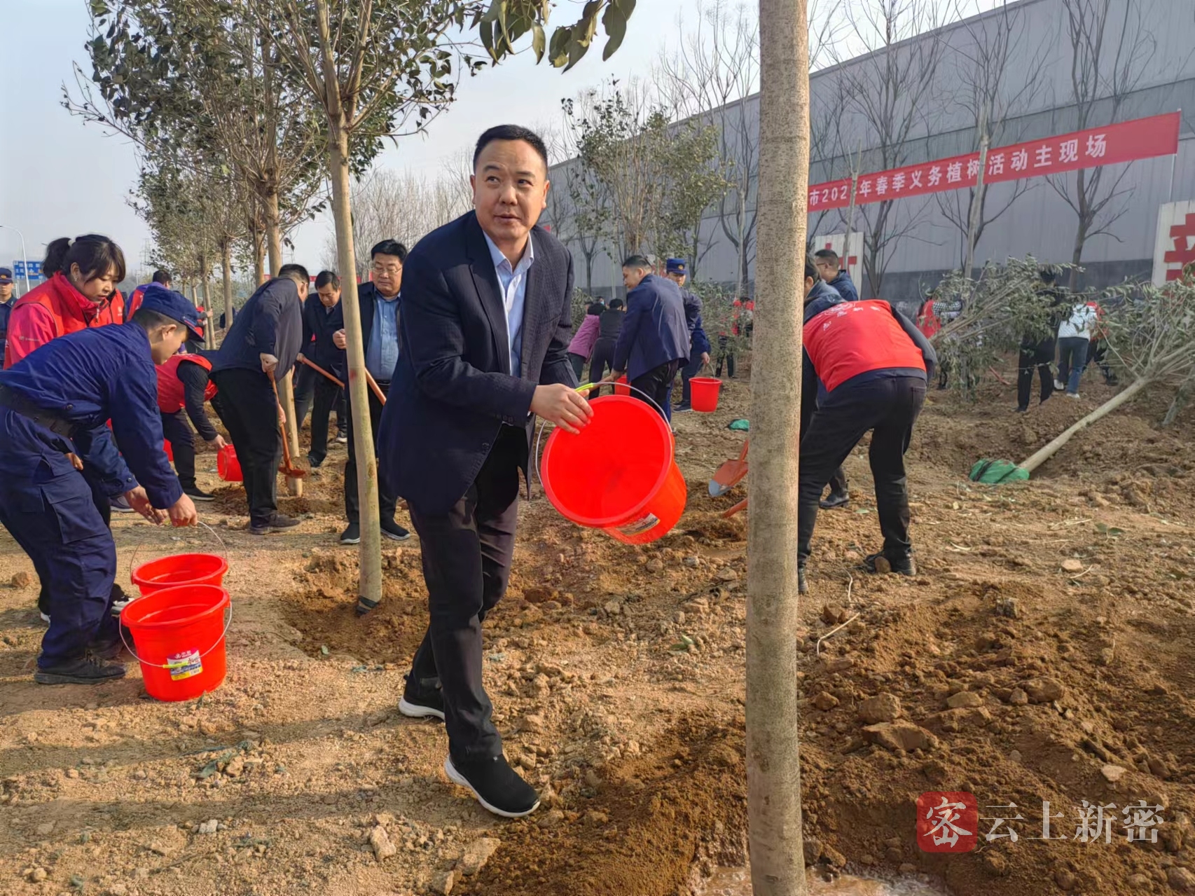 新密市开展2024年春季义务植树活动-大象网