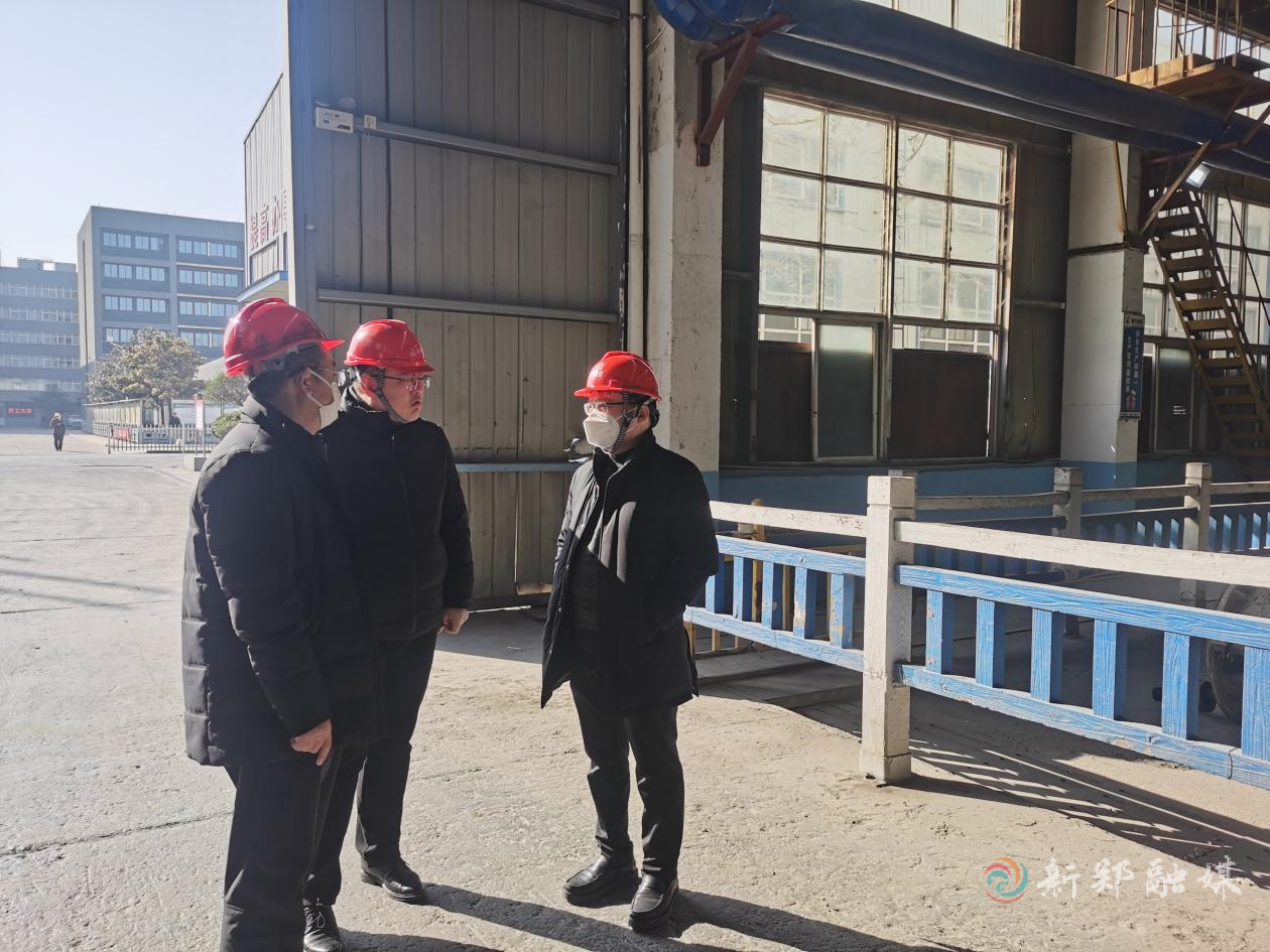 郭店镇镇长敬广伟,党委委员副镇长刘永刚,副镇长郑超峰带领应急办人员