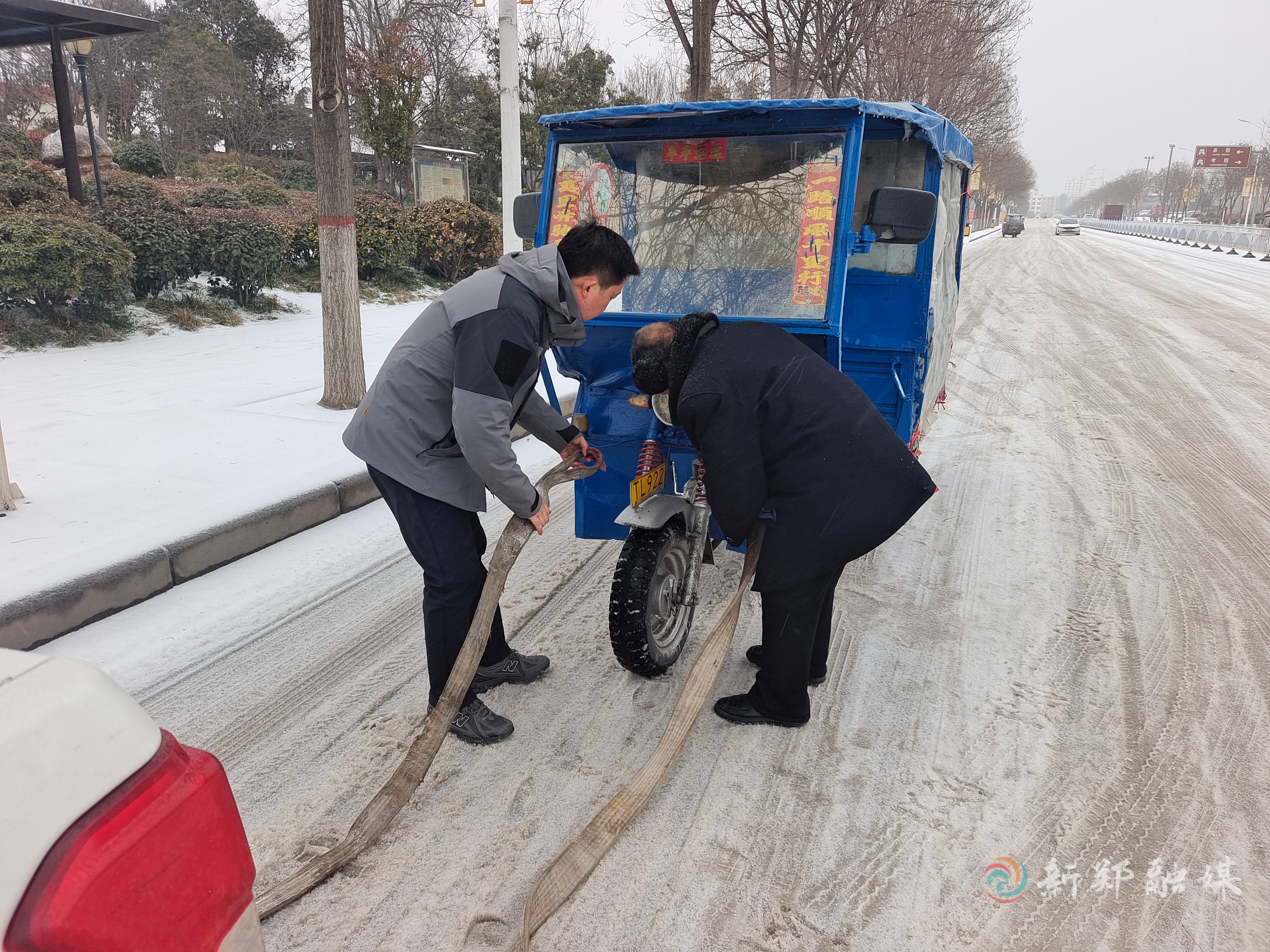 雪天出行突遇抛锚暖心城管拖车解困