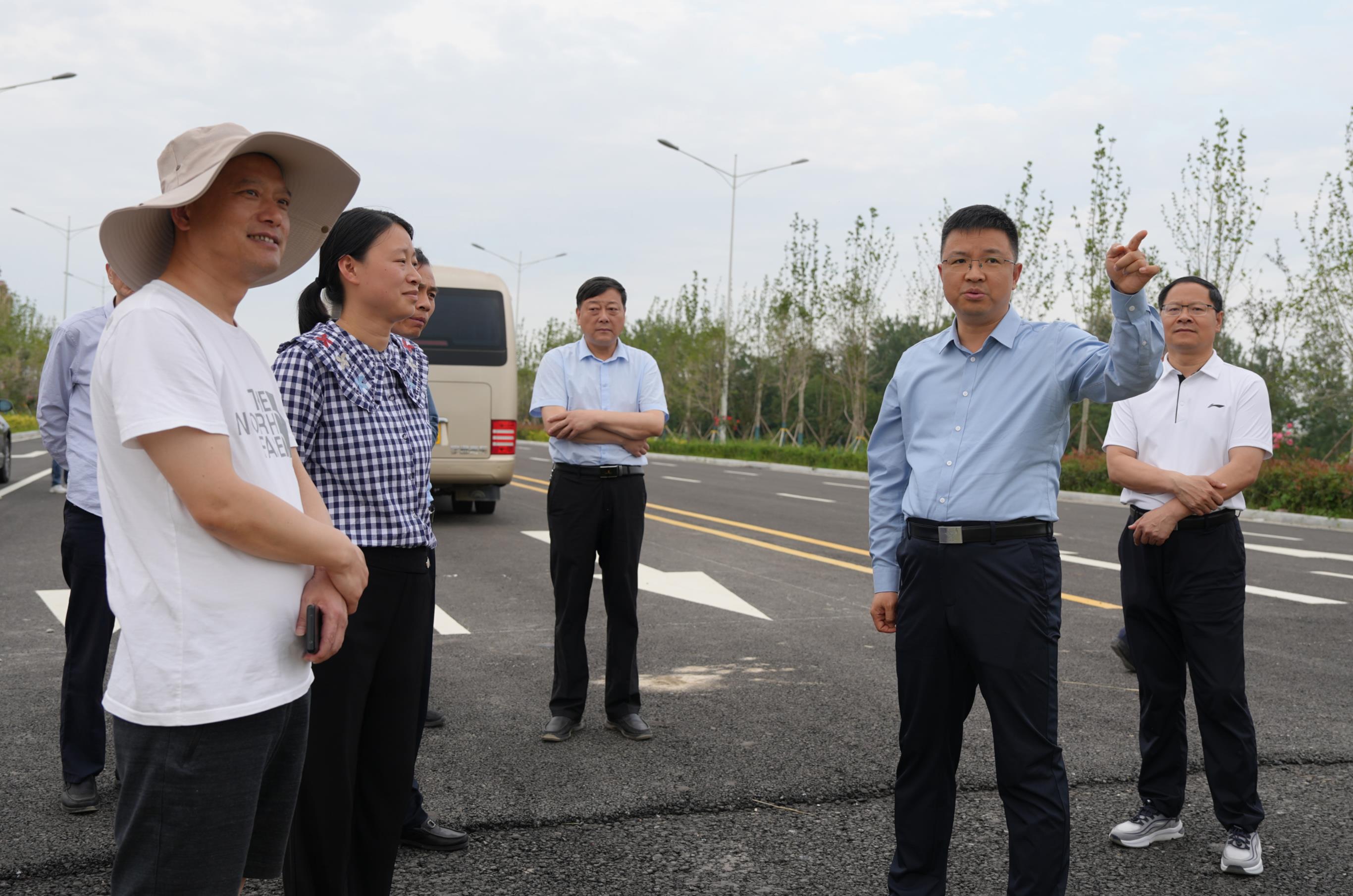 息县县委书记县政府县长管保臣带队调研指导城区道路建设工作