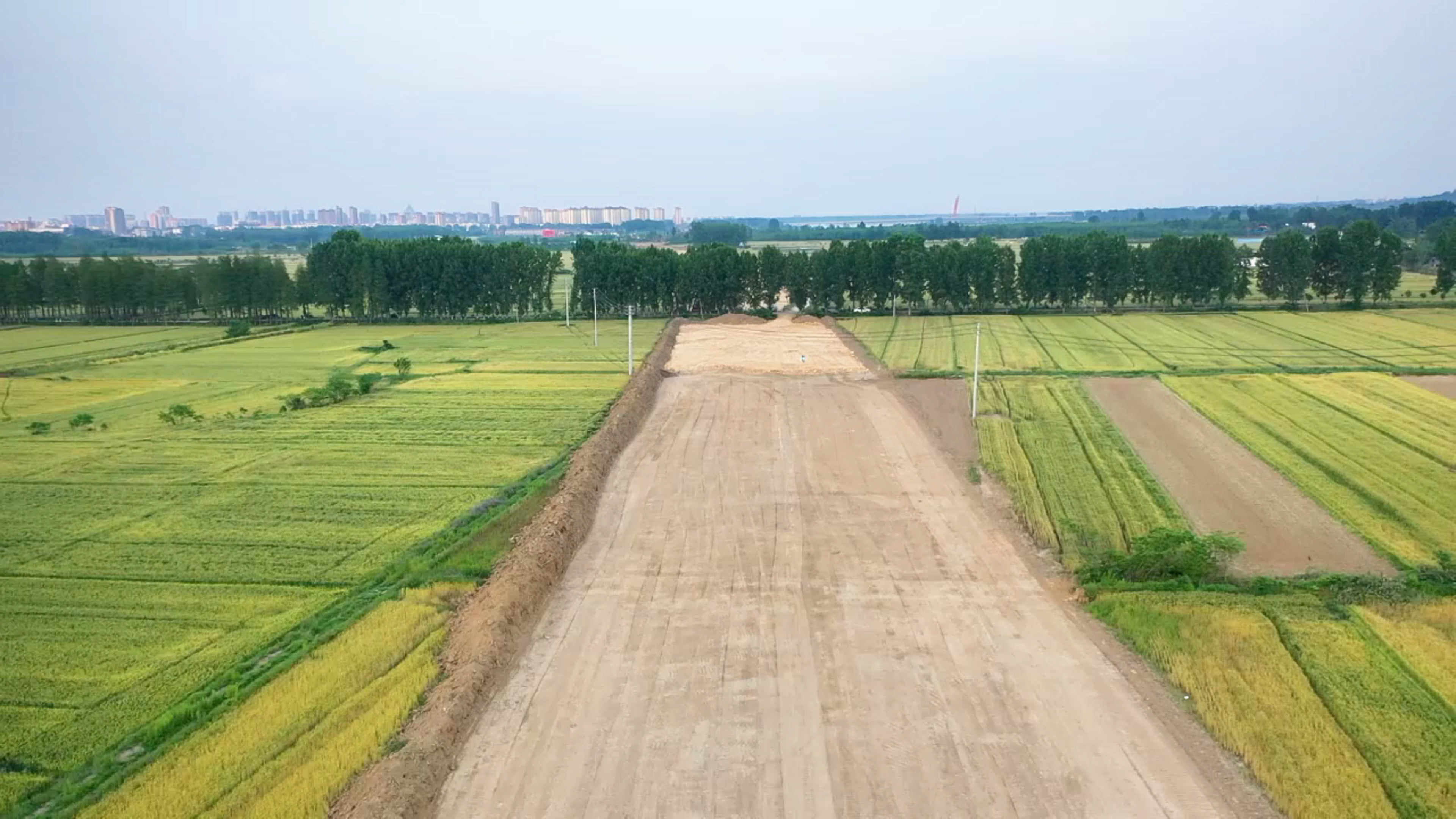 东北与在建g230国道相接