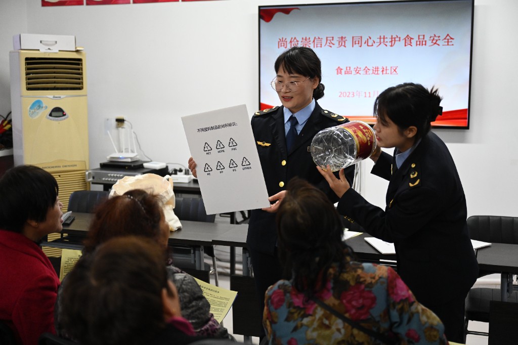 行动诠释巾帼不让须眉全心全意守护着民生安全底线默默守护在食品药品