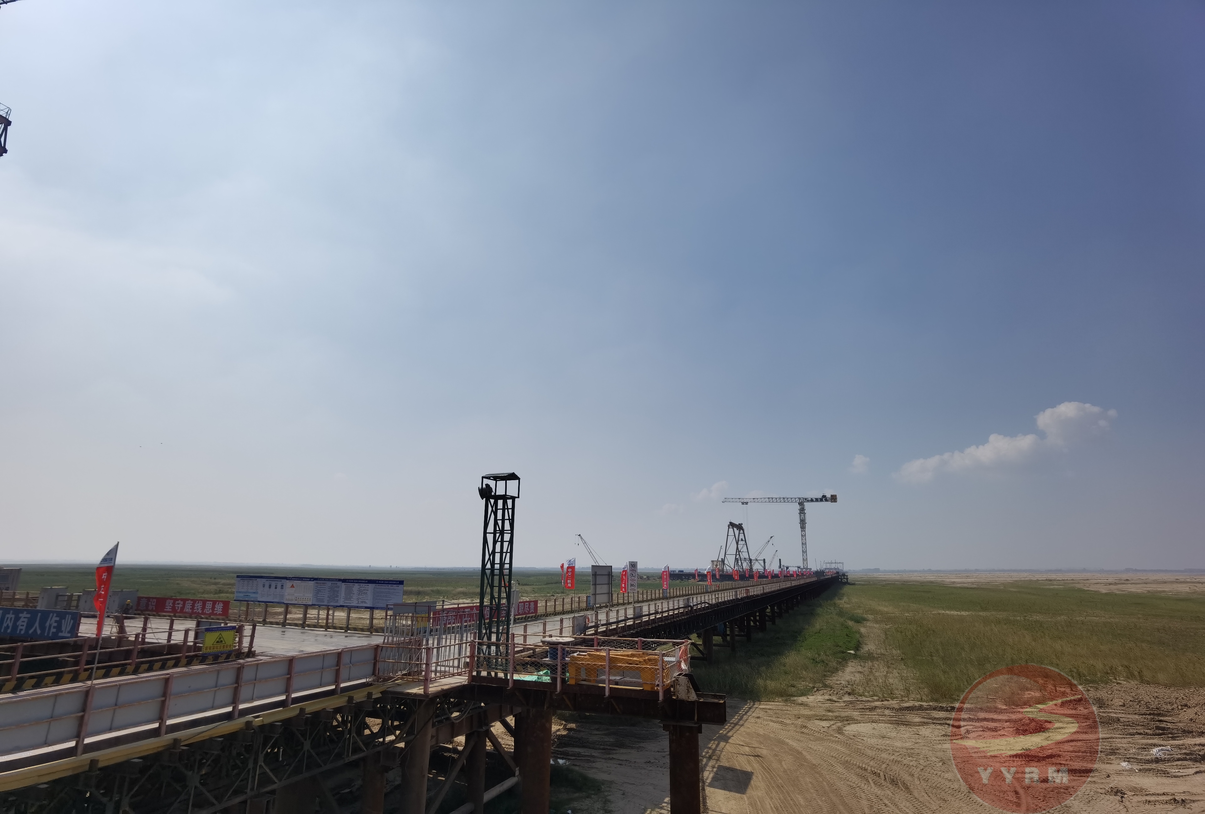 河南原阳安罗高速黄河特大桥建设忙