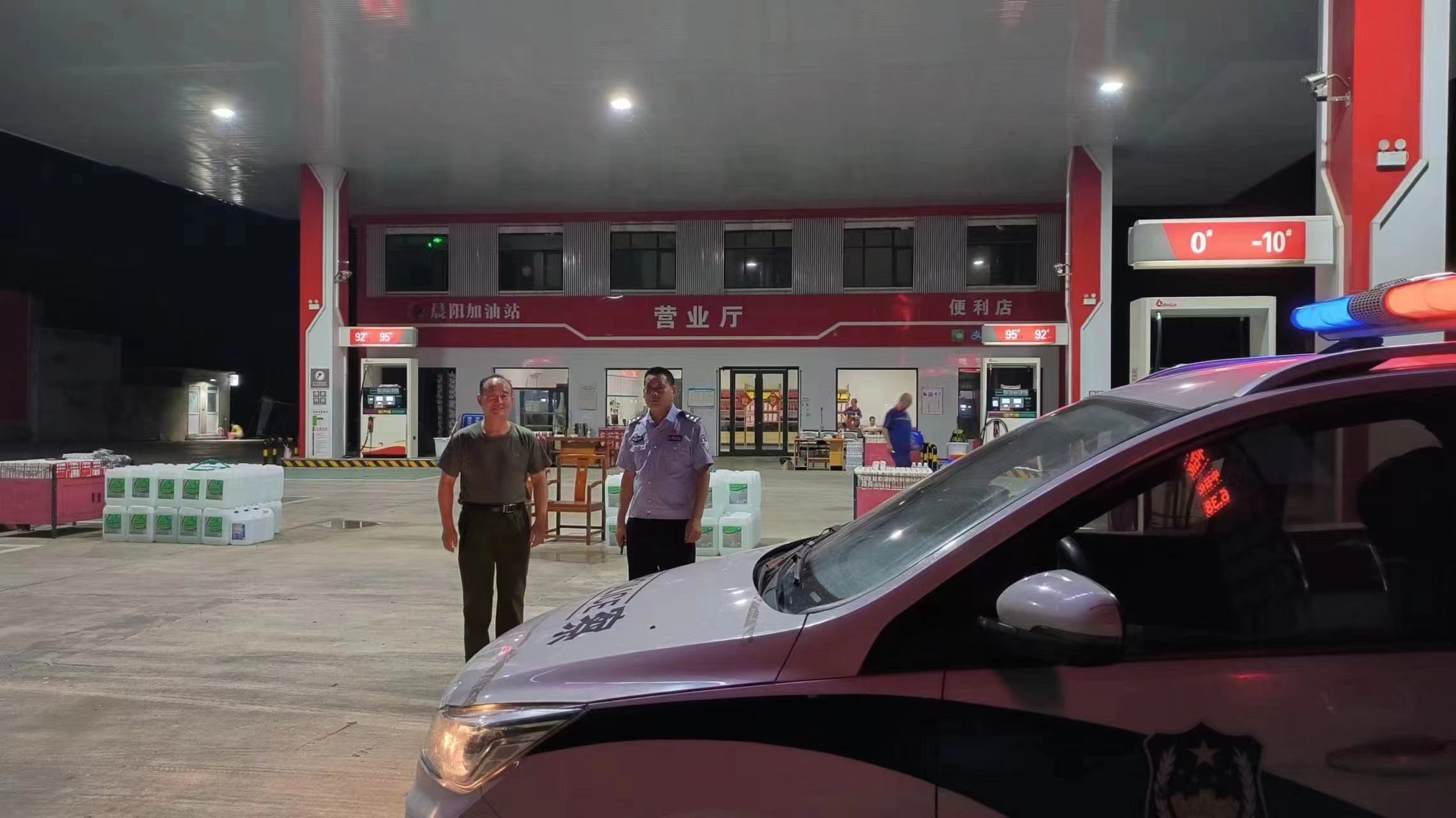 正阳县大林镇开展夜间治安巡逻助力点亮平安法治星